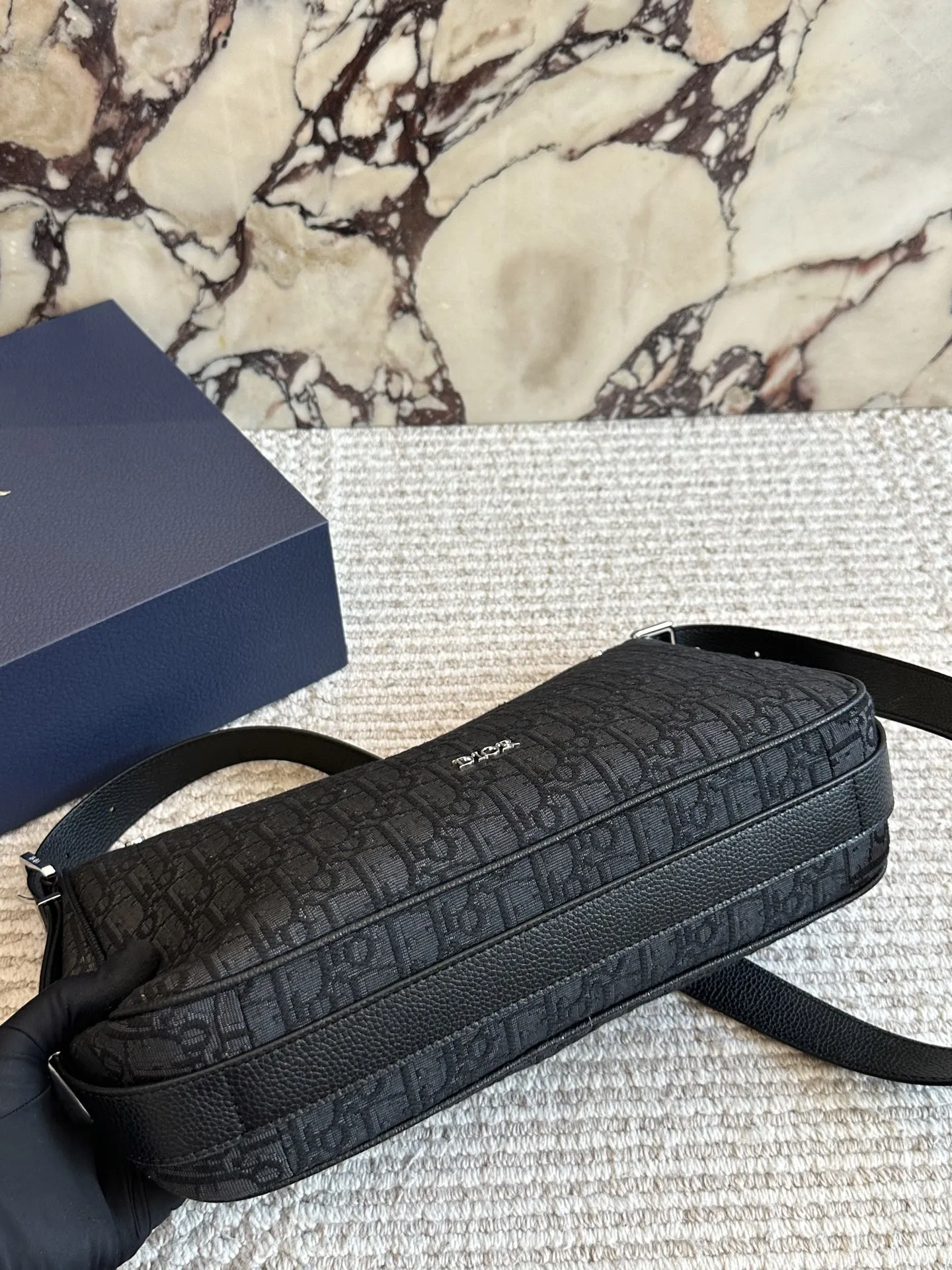 p175 Dior D-Dream Oblique手袋​​ 💙Dior D-Dream Oblique手袋，经典蓝色Oblique印花+光滑牛皮革，简约复古又超有辨识度✨。中号尺寸，肩带可调节，手提、单肩、斜挎都OK，通勤日常都能轻松驾驭。内部空间合理，手机、化妆品都能装下，轻便易打理，时尚实用两不误！D-Dream系列是Dior近年超火的热门款，时髦精们必入！👜35cm配盒子