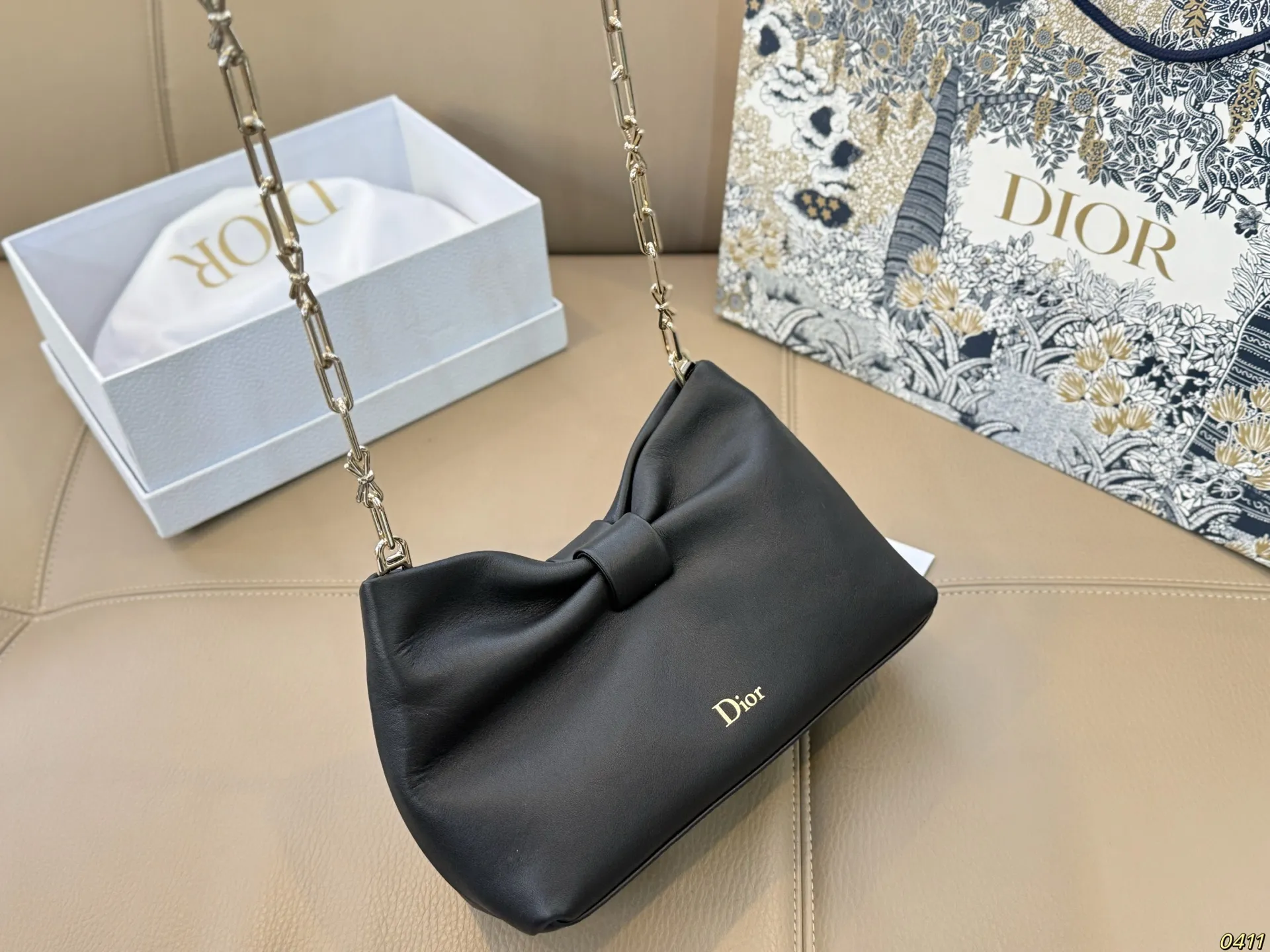 ¥240配盒 迪奥 Dior 2026春夏蝴蝶结包 质感细腻又耐用。正面立体蝴蝶结设计,优雅又俏皮整体简约精致,法式浪漫氛围感拉满,是2026春夏系列超亮眼单品!尺寸22 14