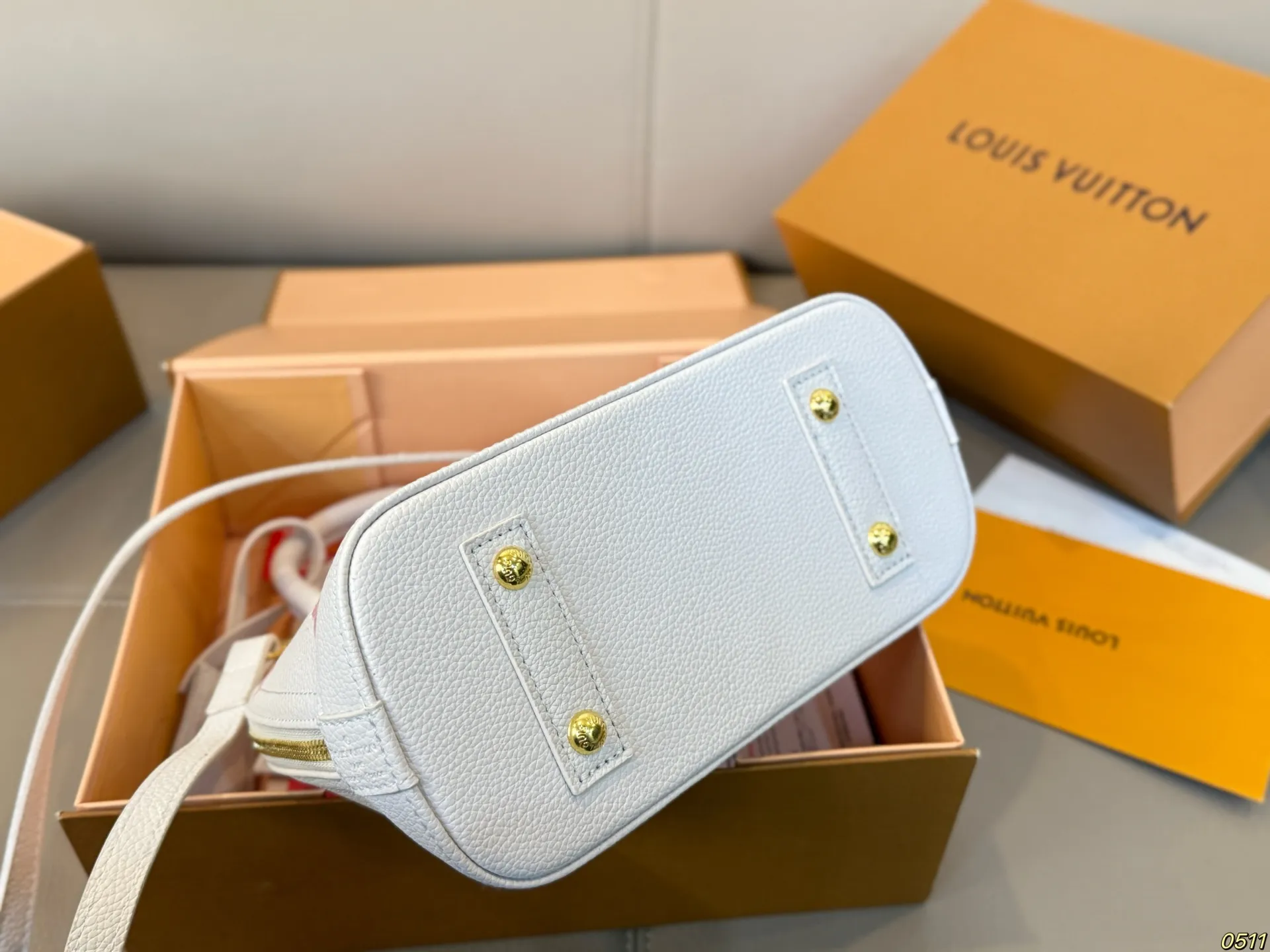 ¥145折叠盒 LV新款贝壳包 很高级可盐可甜 极致美感 绝美女孩就是你 尺寸24 17