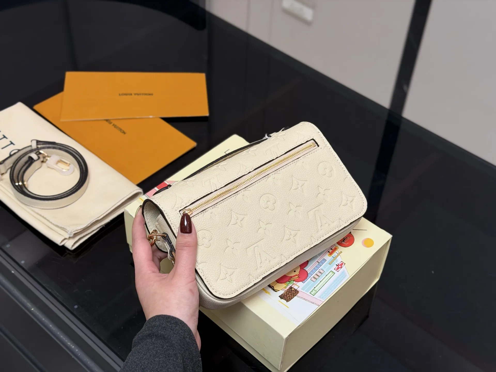 &yen;200 配折叠盒 最新尺寸 :21&times;6&times;13cm Lv高品质 ‼️性价比超高 ‼️ 一定要好好看细节看五金看材质 新款邮差小号 East west 〰️ 配置链条和皮肩带⚠️