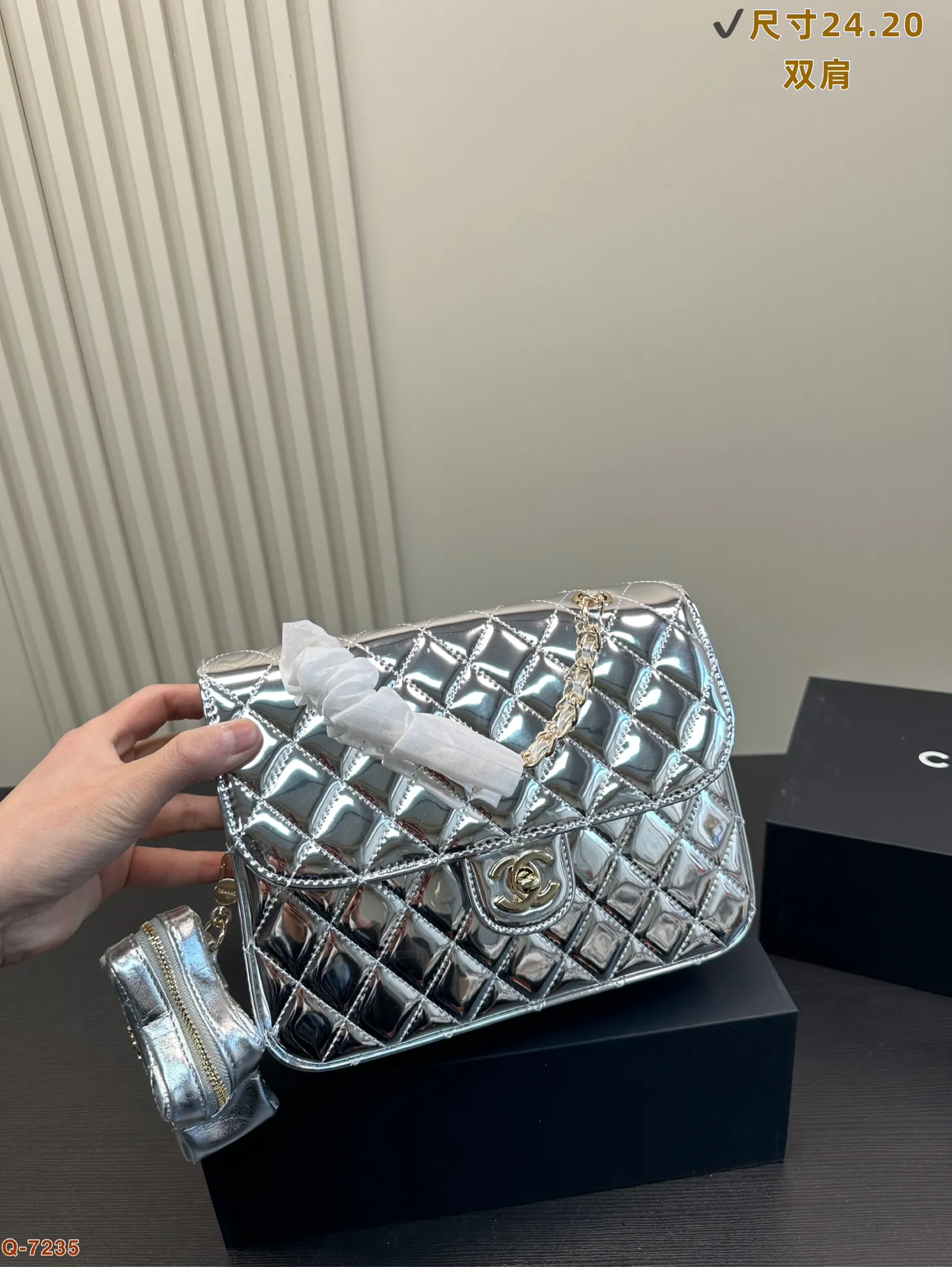 香奈儿CHANEL 双子星双肩包 实物太有趣了 满满的复古可爱感 颜色真有心情大好的活力魅力 配合着新年氛围 更要开开心心迎接岁末呀尺寸