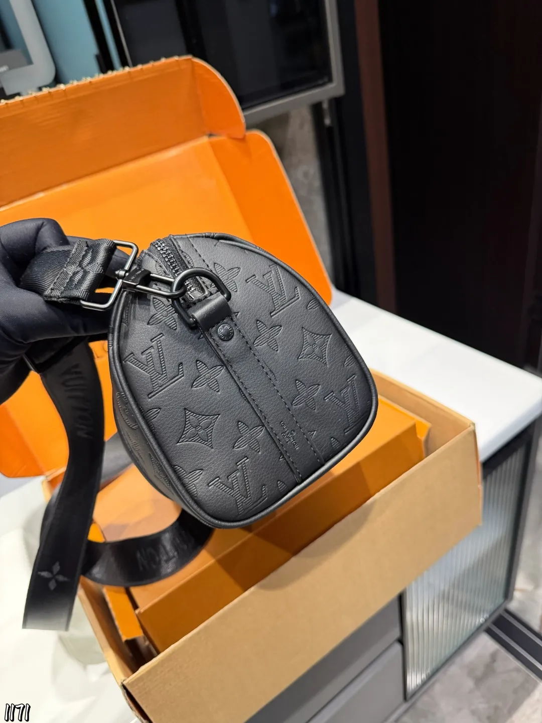 ❤️P130❤️ LV男包老花黑武士系列合集商务精英的身份象 LV男包老花黑武士系列合集商务精英的身份象征|LV男包老花黑武士系列在时尚与实用兼具的男士皮具领域，LV老花黑武士系列男包凭借卓越设计和精湛工艺脱颖而出，成为众多商务人士的心头好。尺寸25 15cm