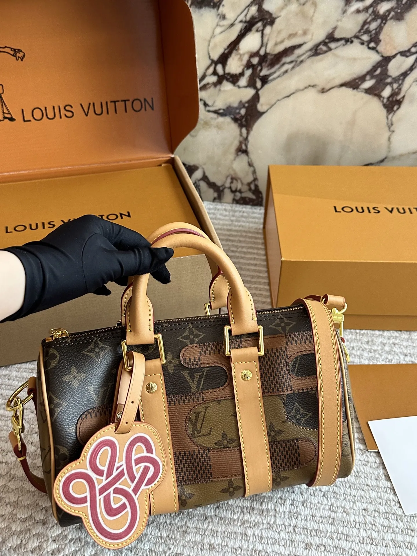 ¥175 Lv X Nigo Keepall xs 21 枕头包 手袋是一款理想的都市手袋。 标志性的造型与经典的 Monogram 帆布,加之多种携带方式和奢华的天然牛皮饰边为该包平添一份时尚前卫之感。尺寸:25 14cm全套礼盒