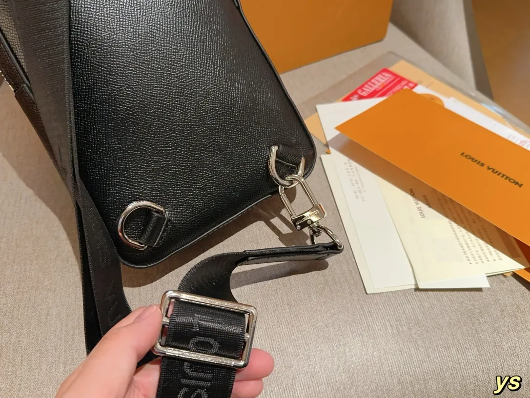 💰135 LV/路易威登 男包 Avenue PM 经典男士胸包 尺寸16&times;31&times;4 礼盒包装🎁