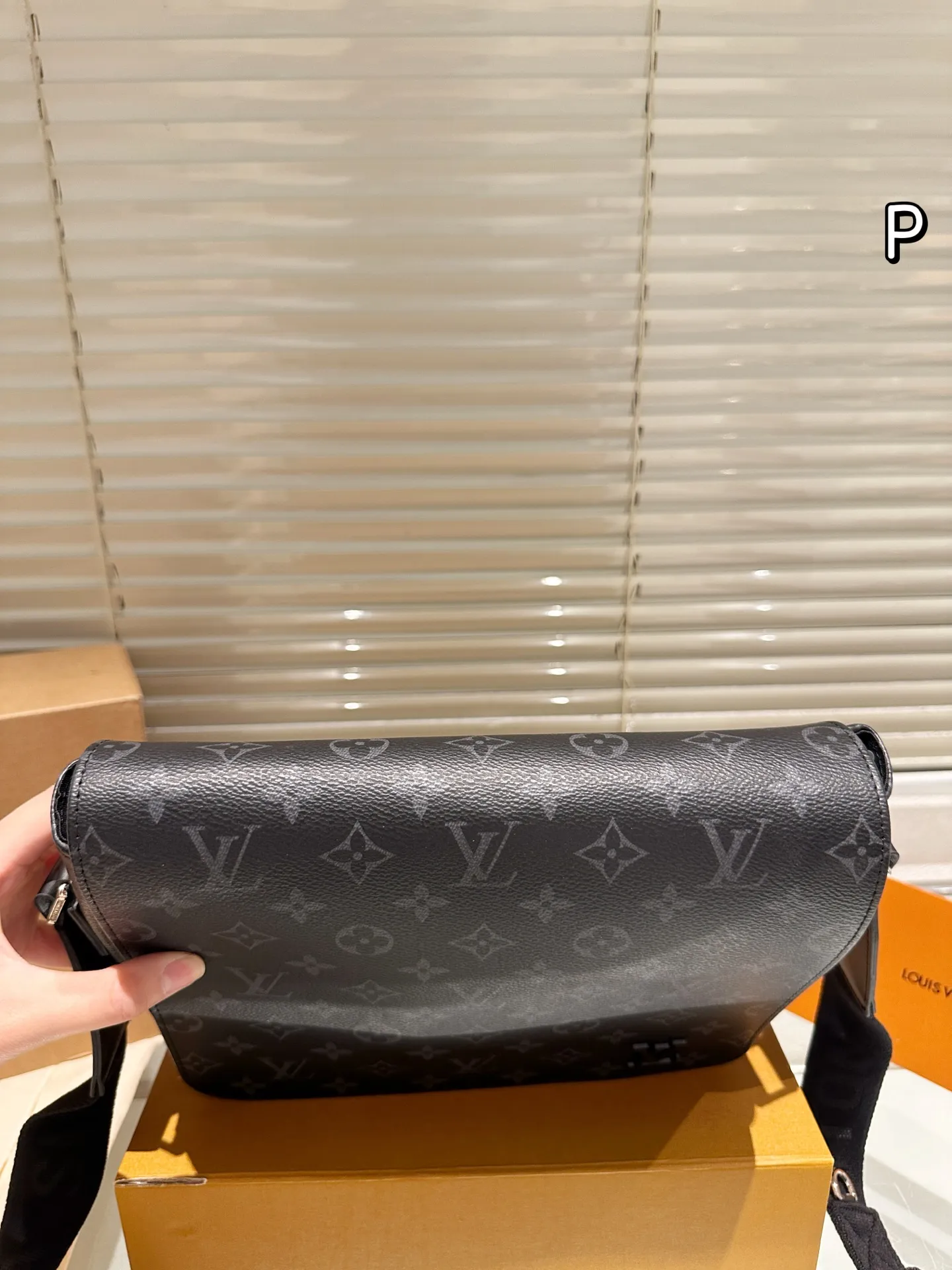 P165 礼盒🎁 男包分享lv 单肩包 目路易威登LouisVuitton比起非常火。的双扣邮差包这一款lv男士单肩包可以说非常低调了國 尺寸: District PM 老花的，这款呢低调稳重，日常休闲也搭得来也可斜 25.21cm
