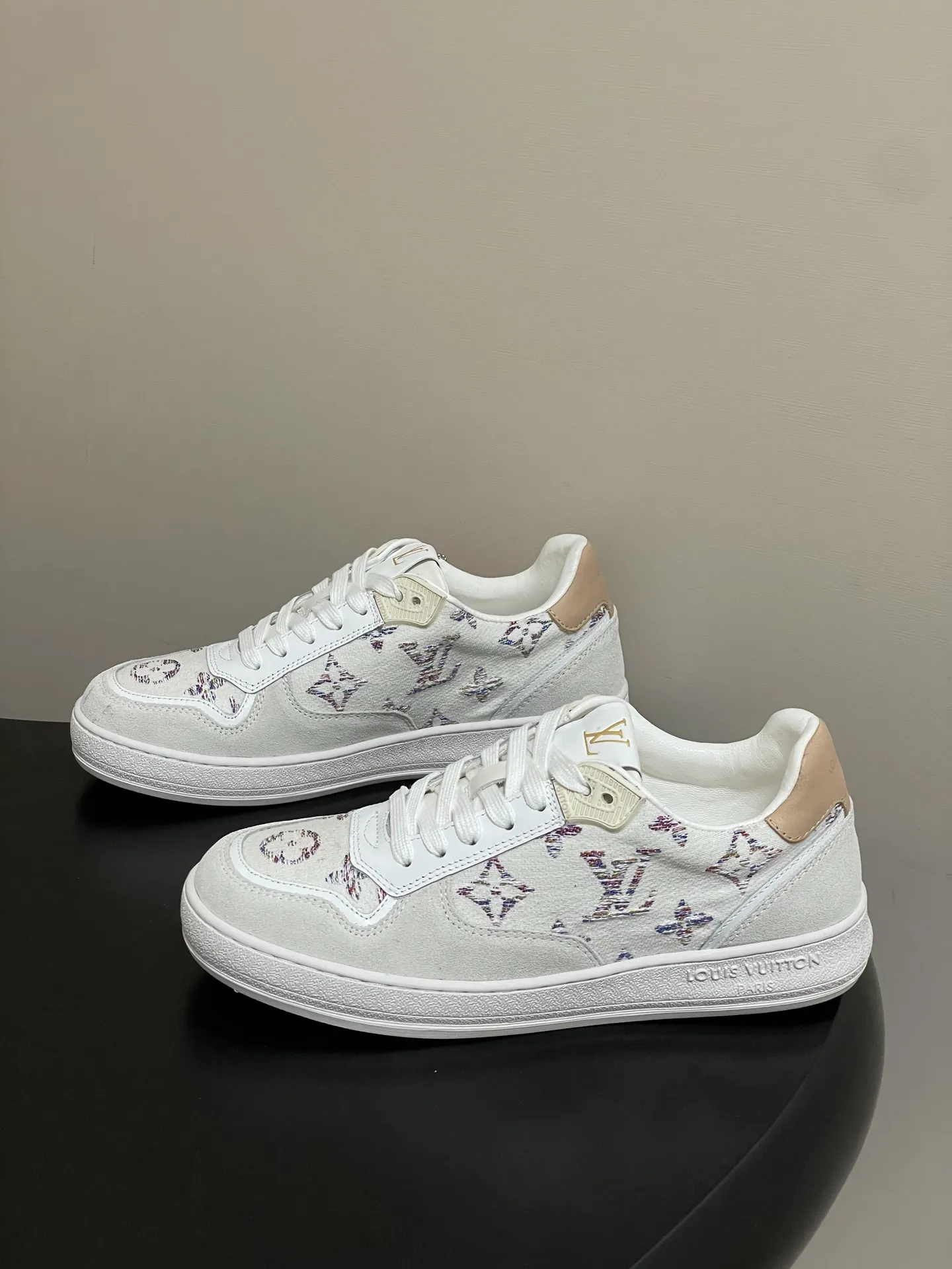 p310-（配高档飞机盒✈️） 2026春夏新款 LOUIS VUITTON 路易威登 LV STADIUM 运动鞋 系带休闲鞋老花板鞋 LVStadium运动鞋为柔软牛皮革局部压印 Monogram图案，再现复古设计风潮。Monogram 帆布饰边和鞋头镂孔汇聚工致细节，鞋舌饰以LV字母标签，外底抒写路易威登标识。 鞋面：牛反绒 内里垫脚：羊皮 鞋底：开模橡胶大底 码数：35-39（40.41定做不退换）