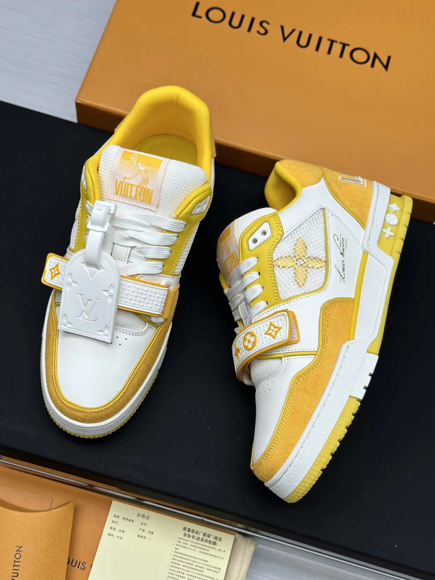 工厂直销¥300💰顶级版本 LV-路易威登-经典走秀新款 空胶工艺·原版1:1开发复刻!!上脚非常舒适 奢侈用料,做工精细,中底印有欧洲制造英文字母 鞋面由意大利进口小牛皮拼接,侧边饰有品牌LOGO标志及签名,最新乳胶垫脚➕网布内里,脚感超舒适。原厂特供原版双色TPU组合大底。套包工艺 固特异缝合锁边 面料:独家定制头层牛皮 配件:独家私模Vuitton 标识, 内里:定制丝滑网里-头层丝绸牛皮内里 大底:TPU组合大底耐磨防滑防黄 垫脚:新款乳胶垫-网纱吸汗 专柜工艺:全电脑针车拉线 鞋头 后套 冷热定型 全套拉帮套楦中低logo花纹 专柜包装 -鞋带 证书 卡片 说明书 合格证 防尘袋 全网最齐包装 女款35-40男款38-46(38/46订做不退换!