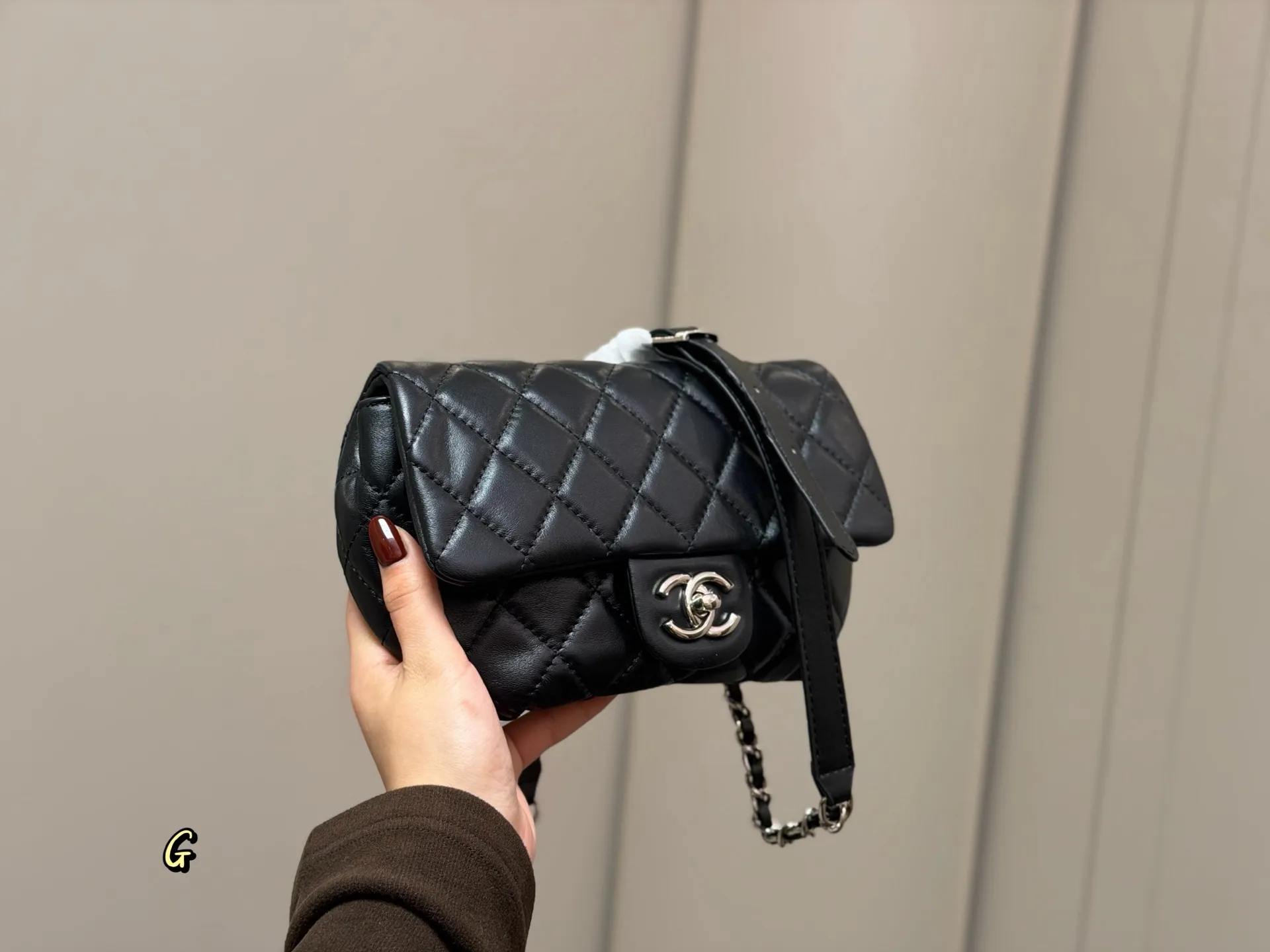 &yen;205 配折叠盒 香奈儿 胸包腰包 永远的百搭单品 上身绝美 这份质感 小仙女们值得拥有 尺寸:18.12cm