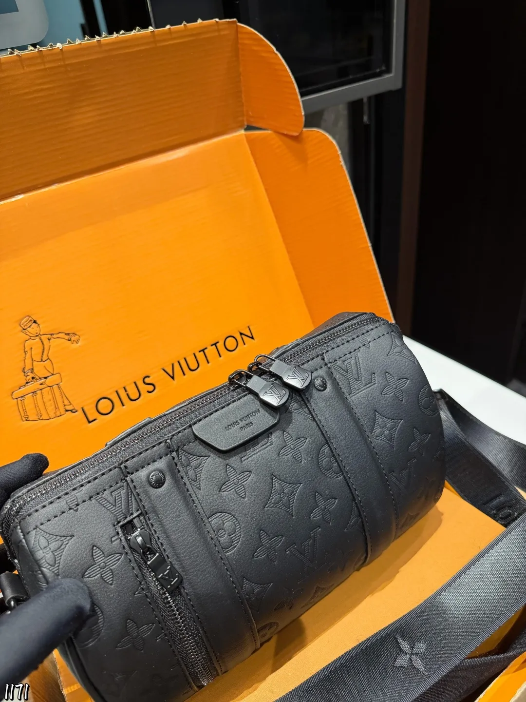 ❤️P130❤️ LV男包老花黑武士系列合集商务精英的身份象 LV男包老花黑武士系列合集商务精英的身份象征|LV男包老花黑武士系列在时尚与实用兼具的男士皮具领域，LV老花黑武士系列男包凭借卓越设计和精湛工艺脱颖而出，成为众多商务人士的心头好。尺寸25 15cm