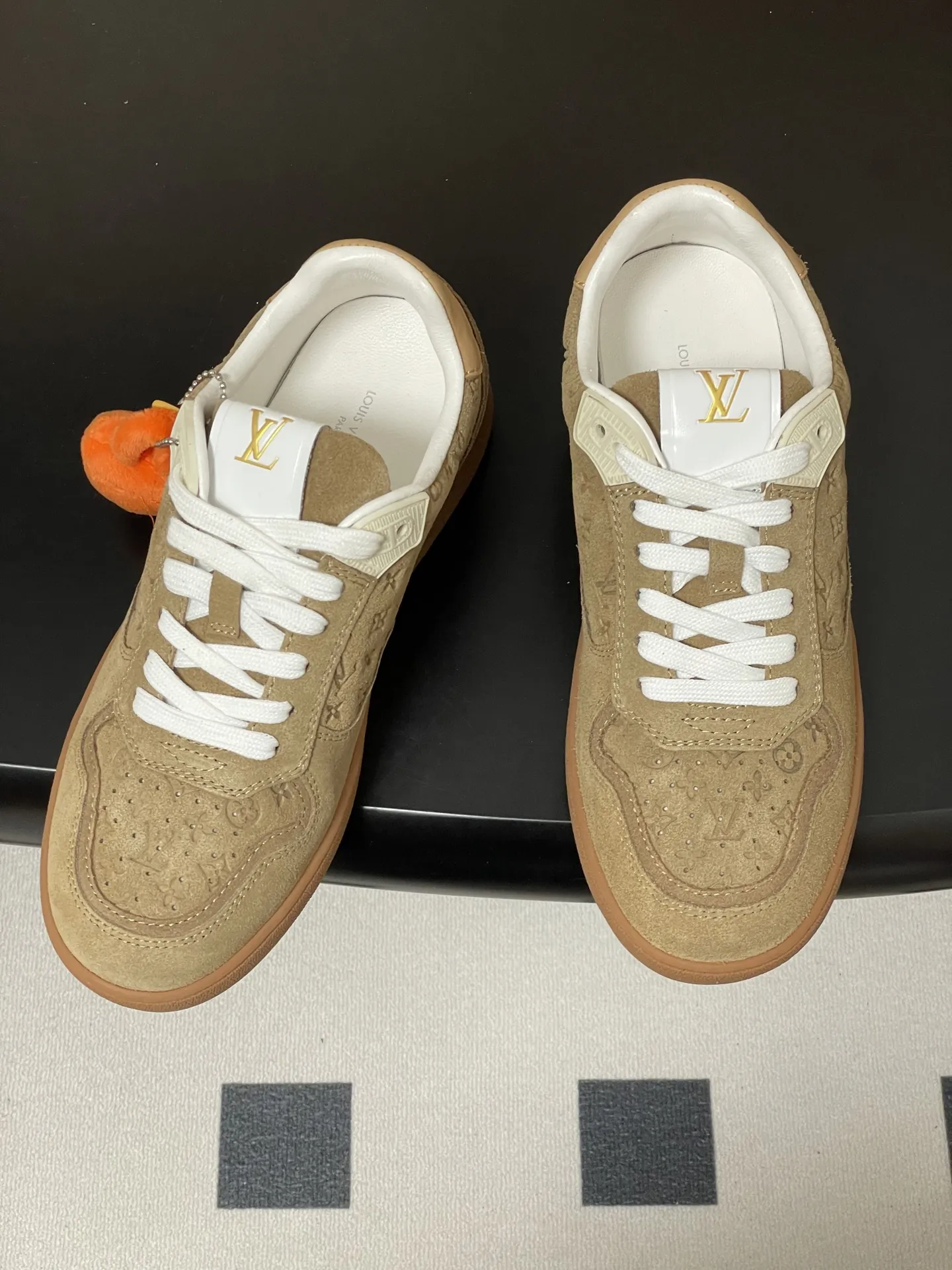 p310-（配高档飞机盒✈️） 2026春夏新款 LOUIS VUITTON 路易威登 LV STADIUM 运动鞋 系带休闲鞋老花板鞋 本款LVStadium运动鞋取材绒面牛皮革，以局部压印的Mini Monogram图案烘托复古风尚。后部皮革饰边烫印品牌标识，与路易威登皮具系列遥相呼应，橡胶外底成就轻盈穿着体验。 鞋面：牛反绒 内里垫脚：羊皮 鞋底：开模橡胶大底 码数：35-39（40.41定做不退换）