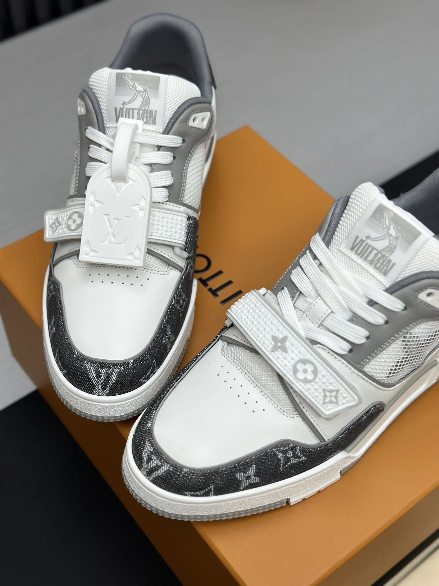 工厂直销&yen;300💰顶级版本 LV-路易威登-经典走秀新款 空胶工艺&middot;原版1：1开发复刻！！上脚非常舒适 奢侈用料，做工精细，中底印有欧洲制造英文字母 鞋面由意大利进口小牛皮拼接，侧边饰有品牌LOGO标志及签名，最新乳胶垫脚➕网布内里，脚感超舒适。原厂特供原版双色TPU组合大底。套包工艺 固特异缝合锁边 面料:独家定制头层牛皮 配件:独家私模Vuitton 标识， 内里:定制丝滑网里-头层丝绸牛皮内里 大底:TPU组合大底耐磨防滑防黄 垫脚:新款乳胶垫-网纱吸汗 专柜工艺:全电脑针车拉线 鞋头 后套 冷热定型 全套拉帮套楦中低logo花纹 专柜包装 -鞋带 证书 卡片 说明书 合格证 防尘袋 全网最齐包装 女款35-40男款38-46（38/46订做不退换！