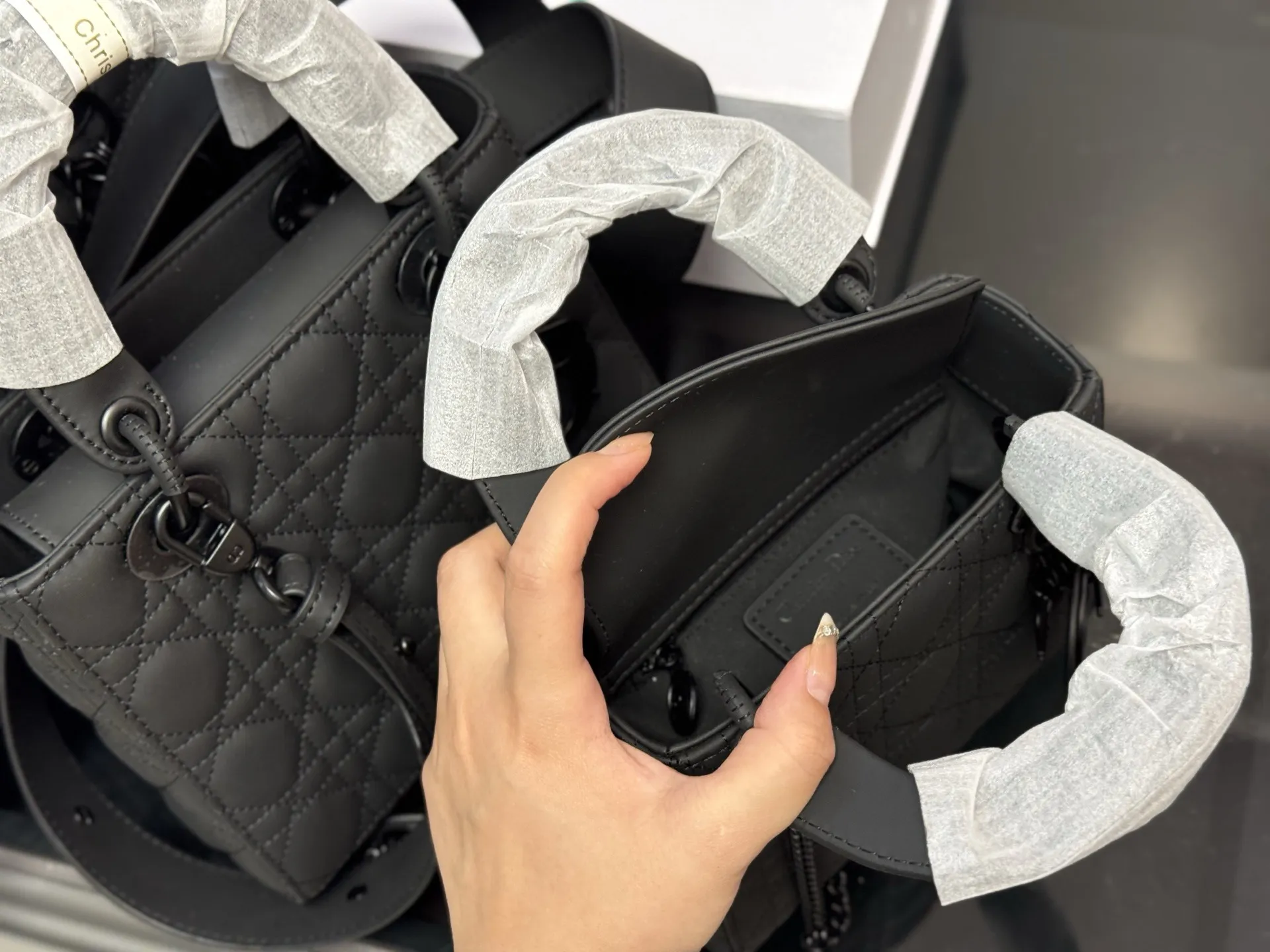 &yen;200 &yen;190 &yen;185 配折叠盒 尺寸：24*20cm 20*18cm 17*13cm 高品版.升级出货 ✅ 迪奥 戴妃磨砂 每个颜色真的太好看啦 春节是不是都需要它！