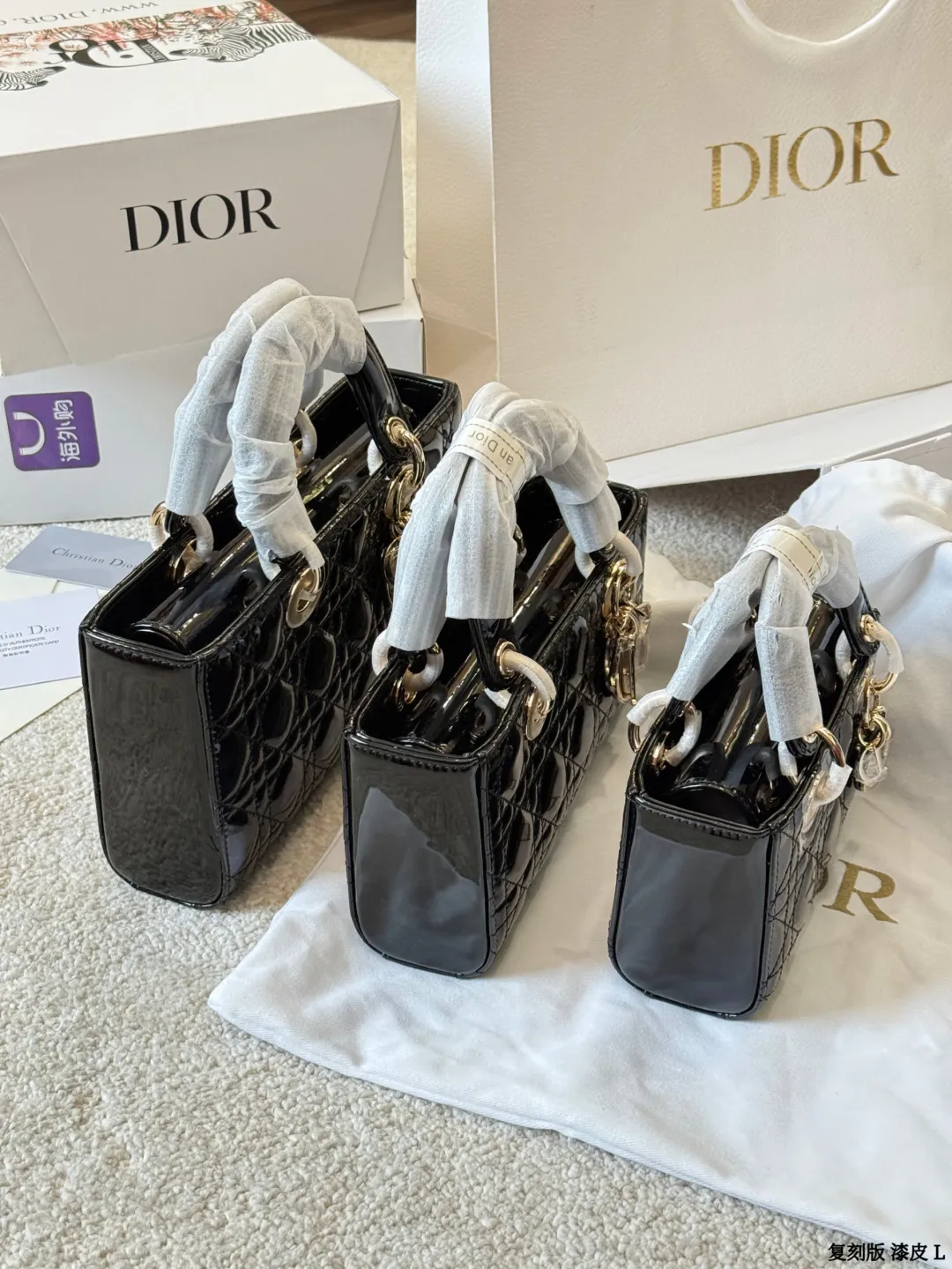 复刻版 漆皮 p205/p200/p195 Dior D-Joy 漆皮横版戴妃包 Dior D-Joy漆皮横版戴妃包,黑色漆皮+藤格纹绗缝,浅金色D.1.0.R吊饰超有辨识度。横版设计,26x13.5x5cm约26x13.5x5cm,配可拆卸链条肩带和皮革肩带,手提、肩背、斜挎都OK!漆皮耐磨易清洁,日常通勤或正式场合都能轻松驾驭,优雅又实用,是Dior经典系列的时髦代表 26x13.5x5cm 26cm 23cm 17cm