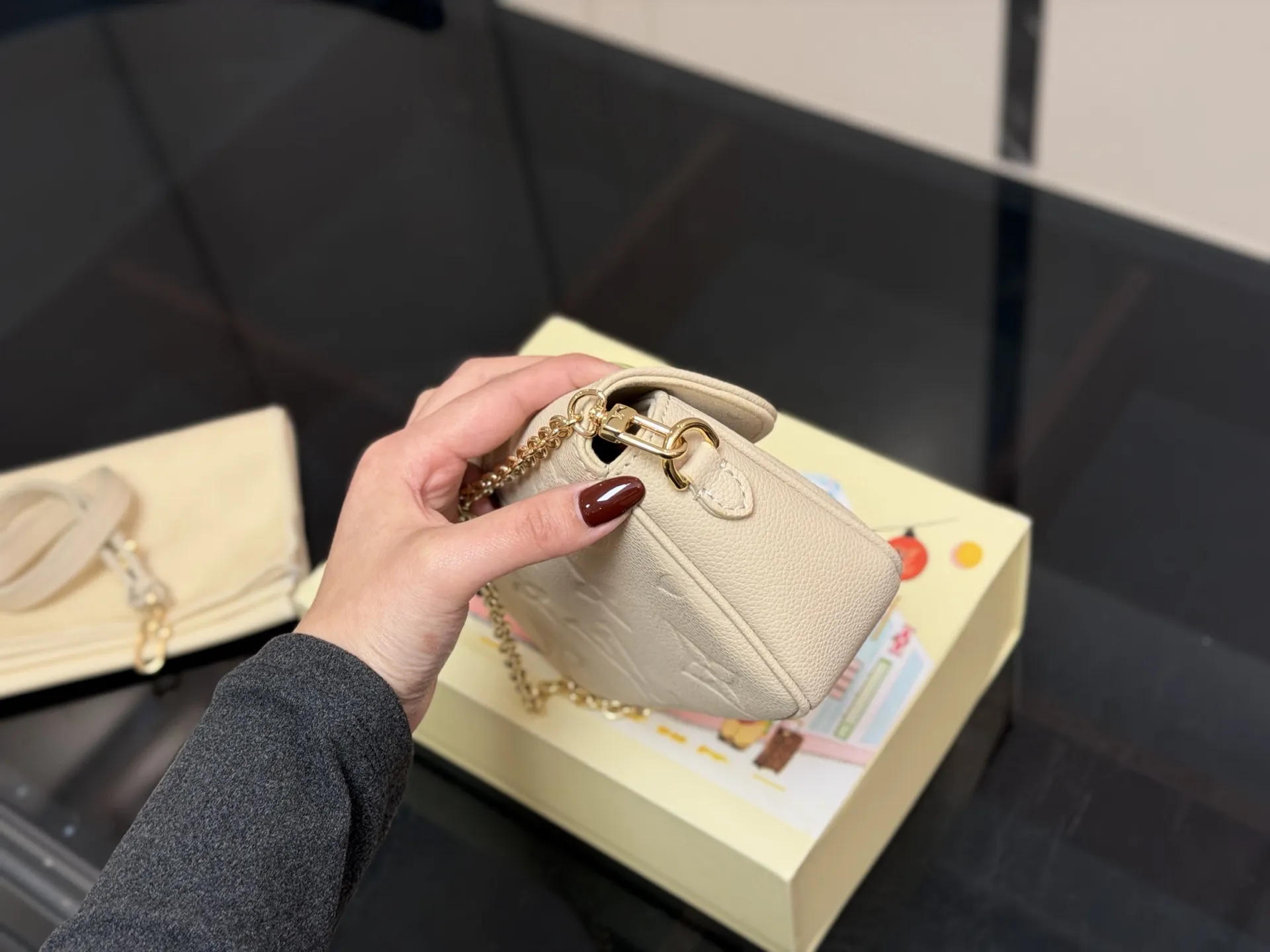 &yen;165 配折叠盒 size：22*12cm Lv 新晋爆款ivy woc 出道即巅峰 双链条设计的麻将包 可斜挎可单肩可手提 内置卡槽 可爱好用！