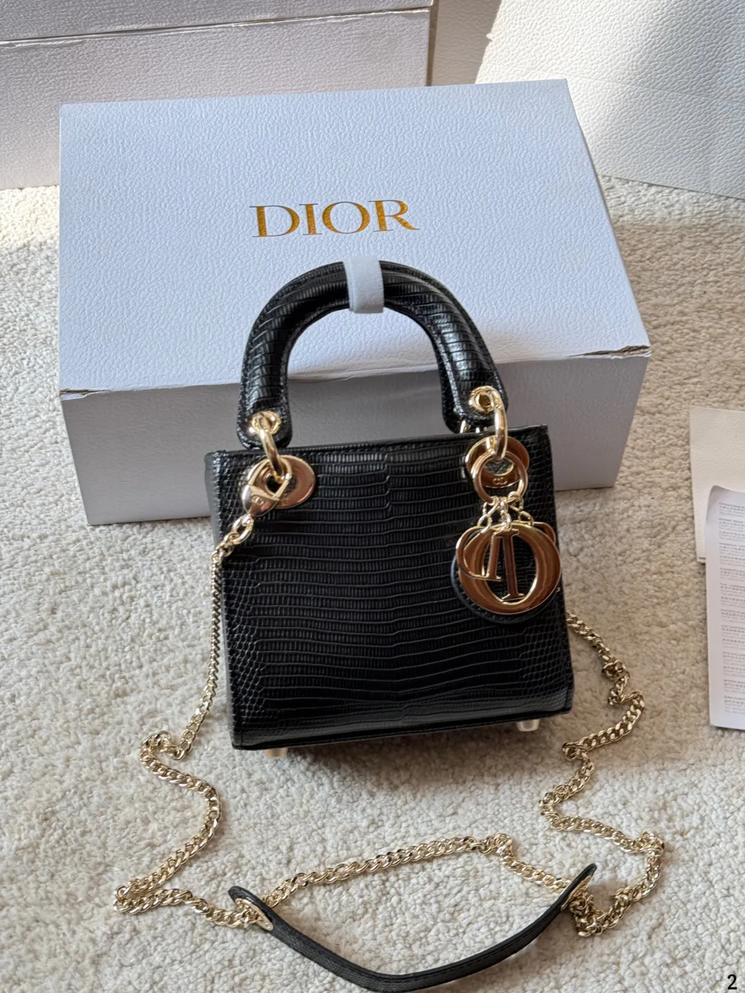 p165 Dior lady迪奥 手袋 戴妃 戴妃真的是梦中情包 周扬青同款 磨砂的质感无敌显高级 优雅简约之余更显低调内敛~ 包型挺括 不会塌不会凹陷道 容量适中 装日常用品 妥妥的 不是小费包 百搭多变斜挎 单肩手拎都可 尺寸17cm