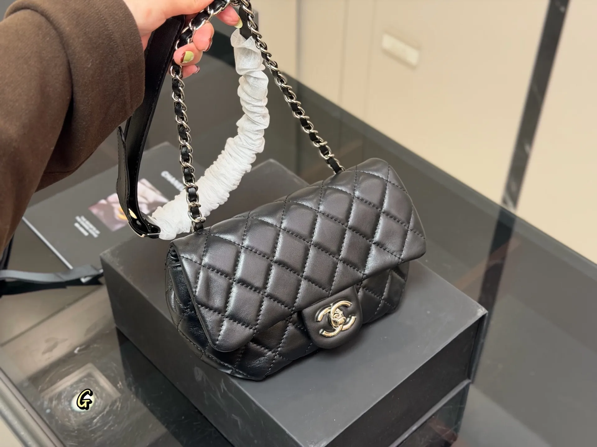 &yen;205 配折叠盒 香奈儿 胸包腰包 永远的百搭单品 上身绝美 这份质感 小仙女们值得拥有 尺寸:18.12cm