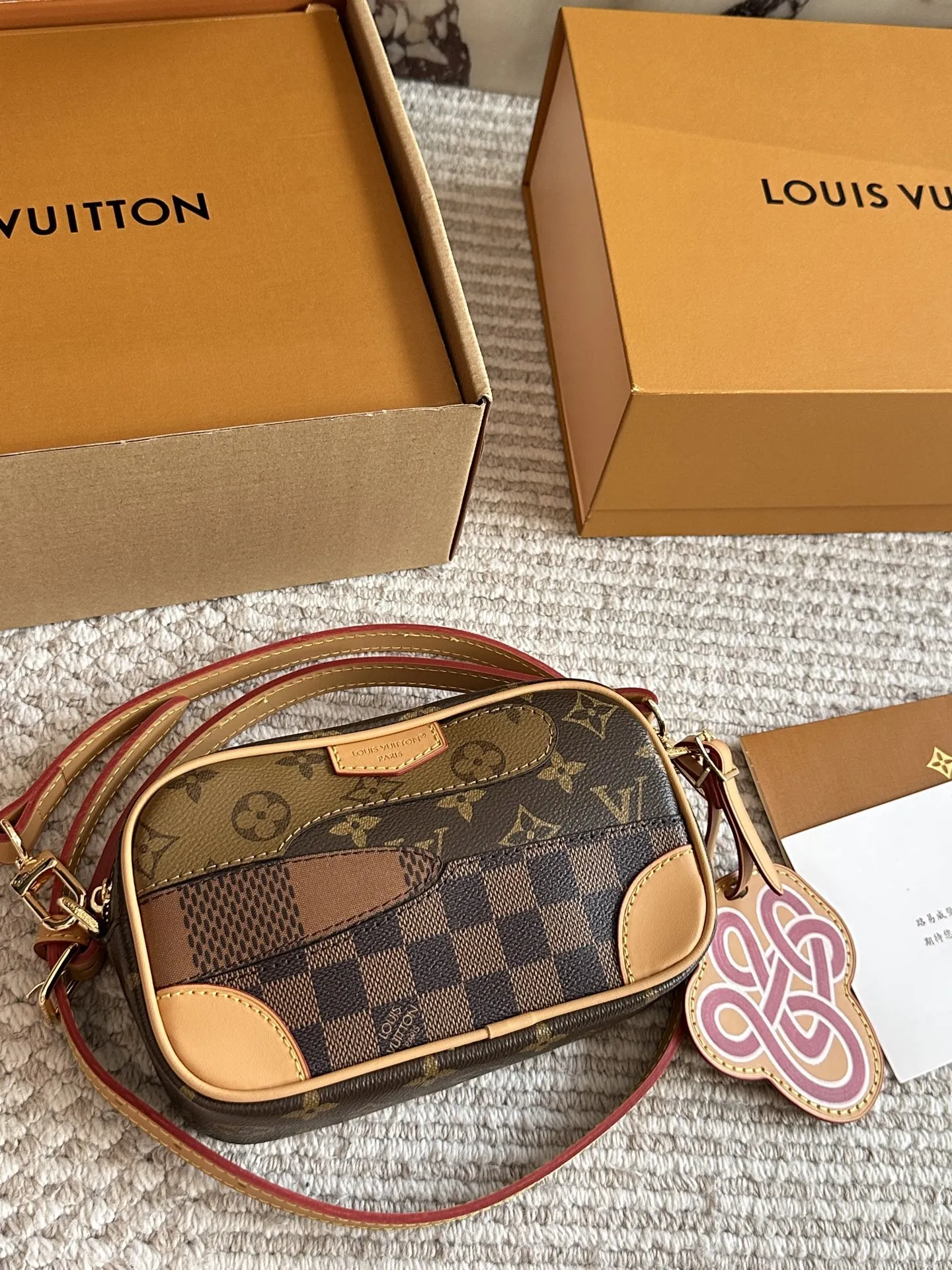 💰165 配盒🎁🎁🎁 size：20 14cm L家 相机包📷 百搭黑色入手了个男包 性价比真的很高 送男朋友的小姐姐们可以安排了 搜索🔍 lv