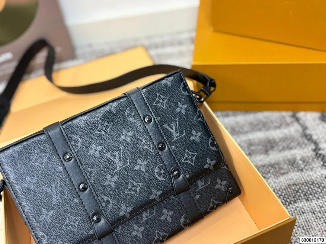 P130 折叠盒子 中古LV 新款男士邮差包，很酷的LV男包来喽看起来十分时尚且年轻。斜挎也不显大当收纳空间真心不错，拿取东西时十分方便当肩带可以自由调节长度，任何身高都没问题 尺寸：25.19