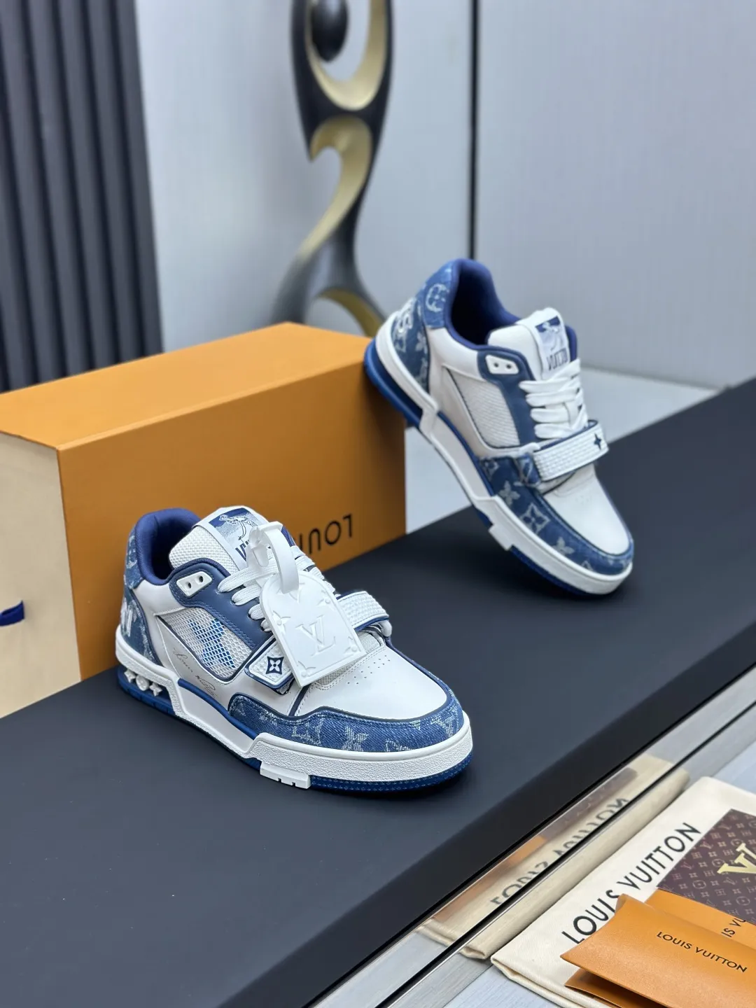 工厂直销¥300💰顶级版本 LV-路易威登-经典走秀新款 空胶工艺·原版1:1开发复刻!!上脚非常舒适 奢侈用料,做工精细,中底印有欧洲制造英文字母 鞋面由意大利进口小牛皮拼接,侧边饰有品牌LOGO标志及签名,最新乳胶垫脚➕网布内里,脚感超舒适。原厂特供原版双色TPU组合大底。套包工艺 固特异缝合锁边 面料:独家定制头层牛皮 配件:独家私模Vuitton 标识, 内里:定制丝滑网里-头层丝绸牛皮内里 大底:TPU组合大底耐磨防滑防黄 垫脚:新款乳胶垫-网纱吸汗 专柜工艺:全电脑针车拉线 鞋头 后套 冷热定型 全套拉帮套楦中低logo花纹 专柜包装 -鞋带 证书 卡片 说明书 合格证 防尘袋 全网最齐包装 女款35-40男款38-46(38/46订做不退换!