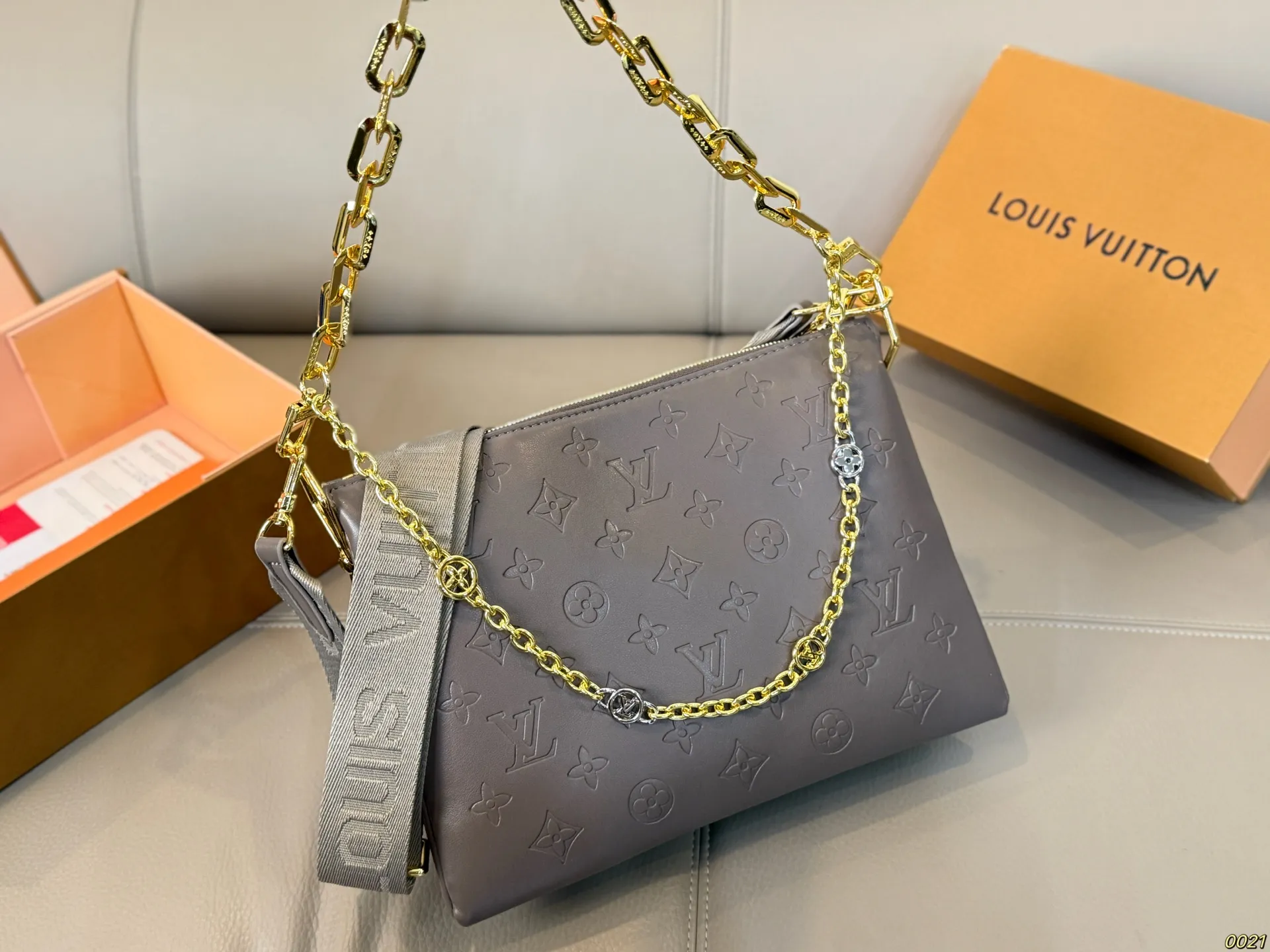 &yen;185飞机盒 LV coussin斜挎包 超级好搭配 适合日常出行 集美必入 尺寸27 20