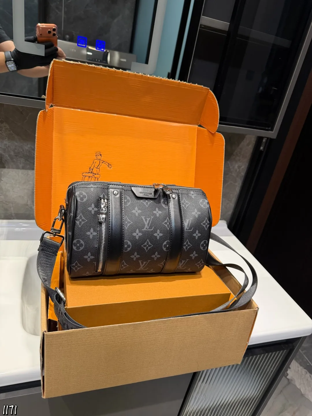 ❤️P130❤️ LV男包老花黑武士系列合集商务精英的身份象 LV男包老花黑武士系列合集商务精英的身份象征|LV男包老花黑武士系列在时尚与实用兼具的男士皮具领域，LV老花黑武士系列男包凭借卓越设计和精湛工艺脱颖而出，成为众多商务人士的心头好。尺寸25 15cm