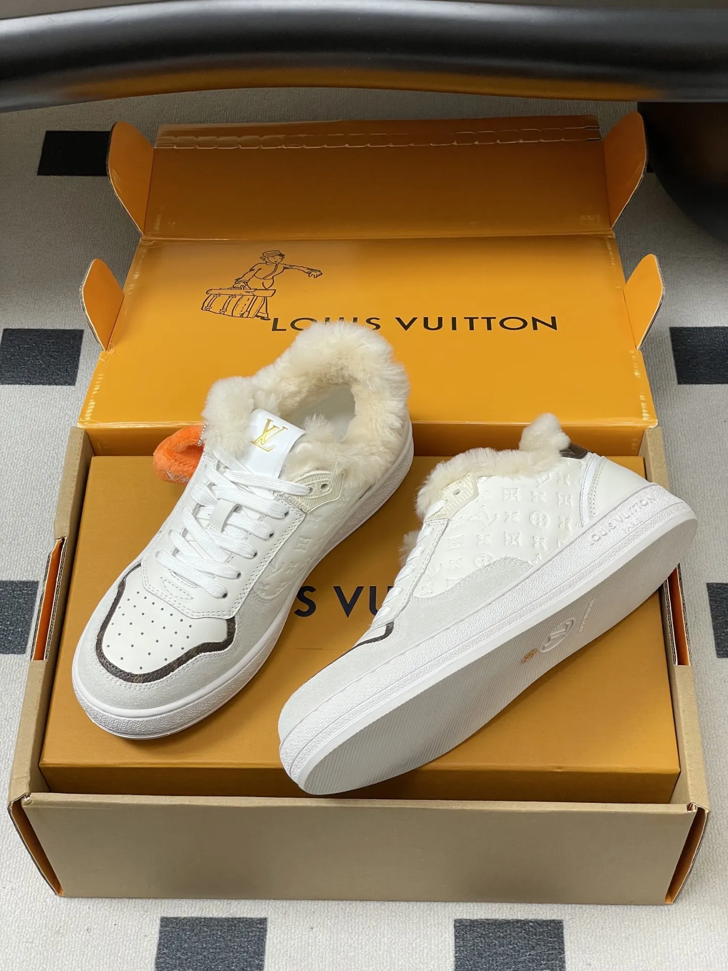 p310-(配高档飞机盒✈️) 2026春夏新款 LOUIS VUITTON 路易威登 LV STADIUM 运动鞋 系带羊毛里休闲鞋老花板鞋 本款LVStadium运动鞋以 Monogram图案羊毛鞋面及舒适羊毛皮内衬塑造冬日构型。同色牛皮革再添雅致一笔。背面经典皮革饰边压印 路易威登标识,与柔软橡胶外底共筑潮流风范。 鞋面:牛反绒 内里垫脚:羊毛 鞋底:开模橡胶大底 码数:35-39(40.41定做不退换)