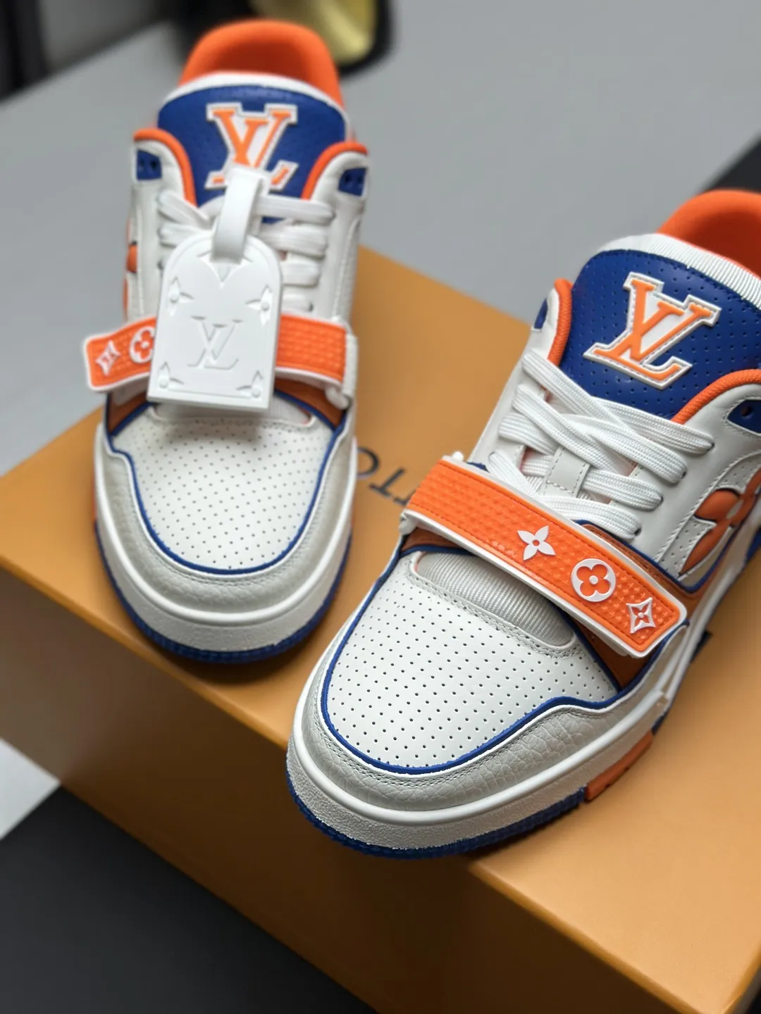 工厂直销&yen;300💰顶级版本 LV-路易威登-经典走秀新款 空胶工艺&middot;原版1：1开发复刻！！上脚非常舒适 奢侈用料，做工精细，中底印有欧洲制造英文字母 鞋面由意大利进口小牛皮拼接，侧边饰有品牌LOGO标志及签名，最新乳胶垫脚➕网布内里，脚感超舒适。原厂特供原版双色TPU组合大底。套包工艺 固特异缝合锁边 面料:独家定制头层牛皮 配件:独家私模Vuitton 标识， 内里:定制丝滑网里-头层丝绸牛皮内里 大底:TPU组合大底耐磨防滑防黄 垫脚:新款乳胶垫-网纱吸汗 专柜工艺:全电脑针车拉线 鞋头 后套 冷热定型 全套拉帮套楦中低logo花纹 专柜包装 -鞋带 证书 卡片 说明书 合格证 防尘袋 全网最齐包装 女款35-40男款38-46（38/46订做不退换！