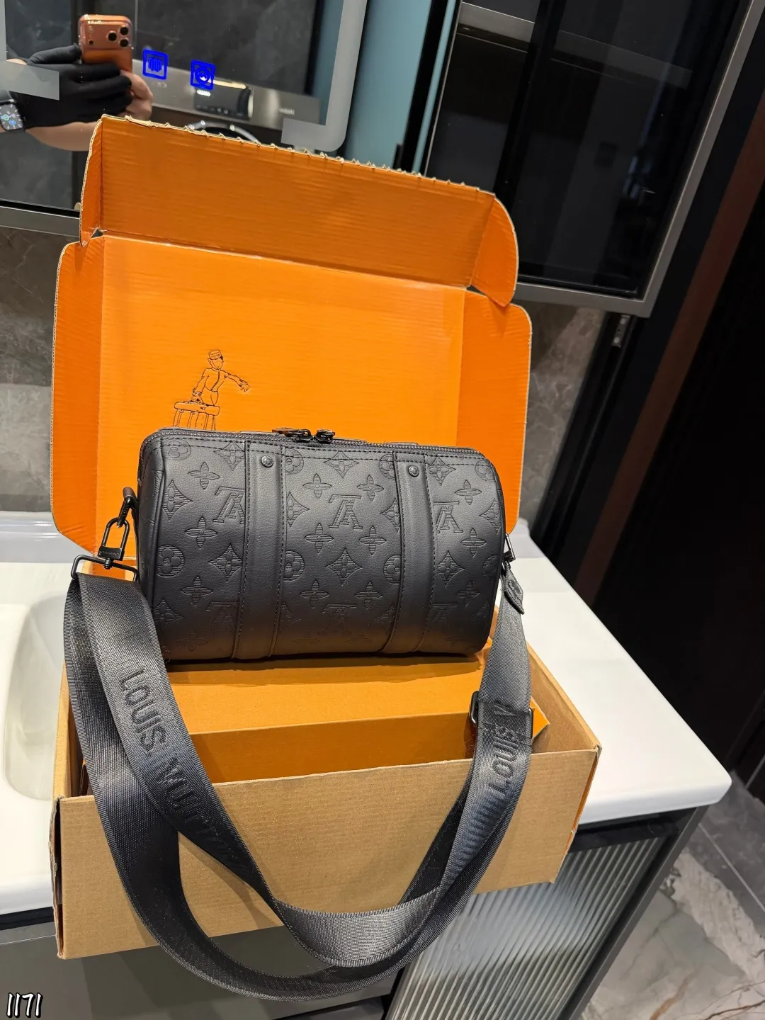 ❤️P130❤️ LV男包老花黑武士系列合集商务精英的身份象 LV男包老花黑武士系列合集商务精英的身份象征|LV男包老花黑武士系列在时尚与实用兼具的男士皮具领域，LV老花黑武士系列男包凭借卓越设计和精湛工艺脱颖而出，成为众多商务人士的心头好。尺寸25 15cm