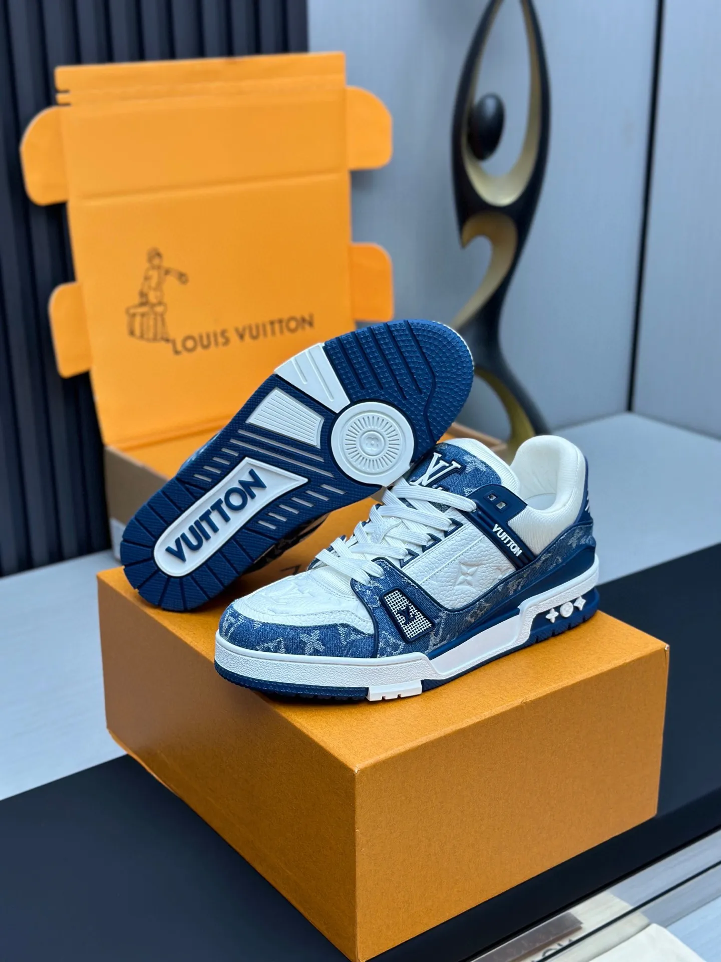p280 💰路易威登全新配色LV Trainer 款号1A8FN8,新款发布会预定,荔枝纹皮拼蓝水洗牛仔布料,重新演绎经典 LV Trainer 。Monogram 牛仔布鞋面搭配小牛皮革饰边,展现高雅艺术和前卫潮流的相遇,在业界具有独树一帜的影响力。 🆚独家定制牛皮 🆚所有切边口都按照原版的步骤加工涂边 🆚独家私模Vuitton 标识,鞋带排 🆚定制丝滑网里 🆚TPU组合成底耐磨防滑防黄 ✅原版开模大底也深藏着Monogram 花卉 流程:全针车拉线。鞋头,后套,冷热加工定型。全套拉帮套楦。 35-40女 39-44(45.46)