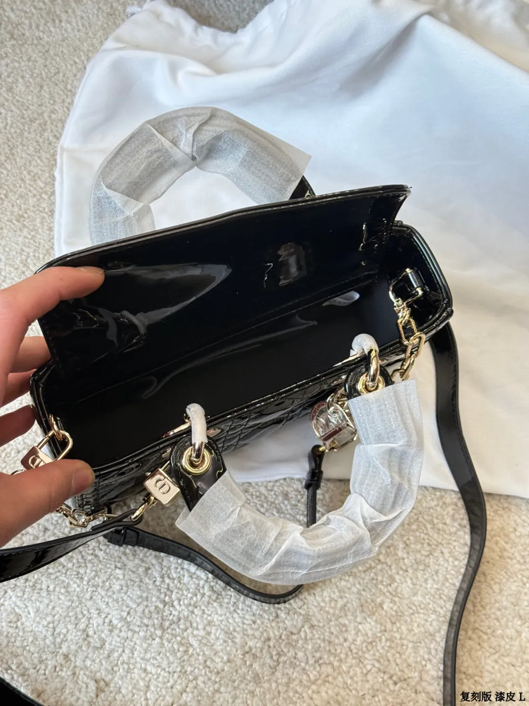 复刻版 漆皮 p205/p200/p195 Dior D-Joy 漆皮横版戴妃包 Dior D-Joy漆皮横版戴妃包,黑色漆皮+藤格纹绗缝,浅金色D.1.0.R吊饰超有辨识度。横版设计,26x13.5x5cm约26x13.5x5cm,配可拆卸链条肩带和皮革肩带,手提、肩背、斜挎都OK!漆皮耐磨易清洁,日常通勤或正式场合都能轻松驾驭,优雅又实用,是Dior经典系列的时髦代表 26x13.5x5cm 26cm 23cm 17cm