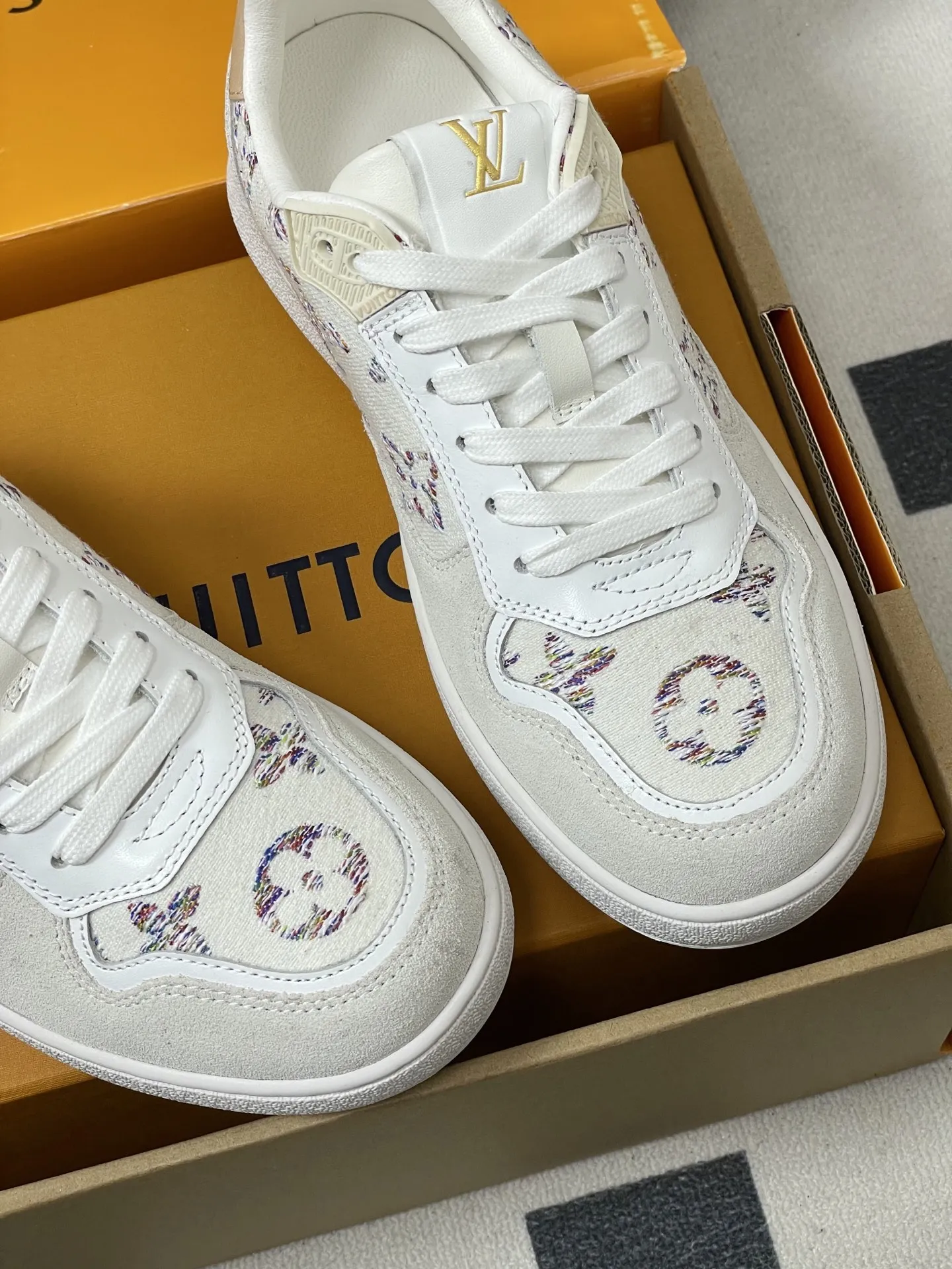 p310-（配高档飞机盒✈️） 2026春夏新款 LOUIS VUITTON 路易威登 LV STADIUM 运动鞋 系带休闲鞋老花板鞋 LVStadium运动鞋为柔软牛皮革局部压印 Monogram图案，再现复古设计风潮。Monogram 帆布饰边和鞋头镂孔汇聚工致细节，鞋舌饰以LV字母标签，外底抒写路易威登标识。 鞋面：牛反绒 内里垫脚：羊皮 鞋底：开模橡胶大底 码数：35-39（40.41定做不退换）
