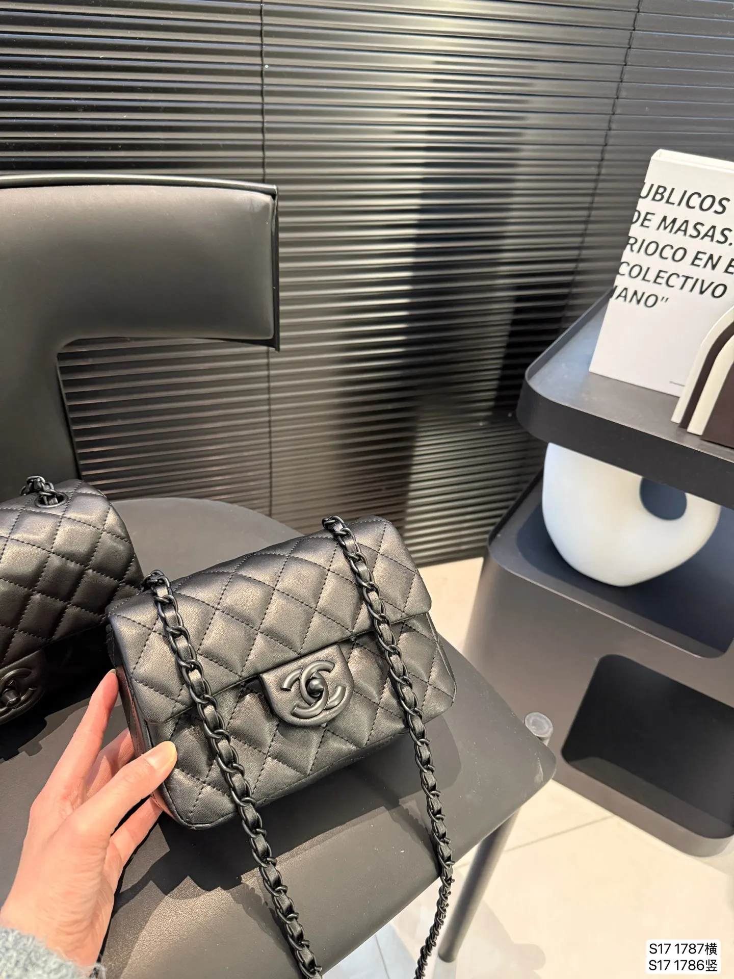 P135 香奈儿方胖子 女人总是被这种小细节拿捏一 可以斜挎单肩流浪背 精致可爱 又有点leboy的休闲随性 链条任意调 巨百搭 注定是一只越用越爱 的包包 尺寸：横版20 12 竖版18 12 货号 横1787 竖版1786