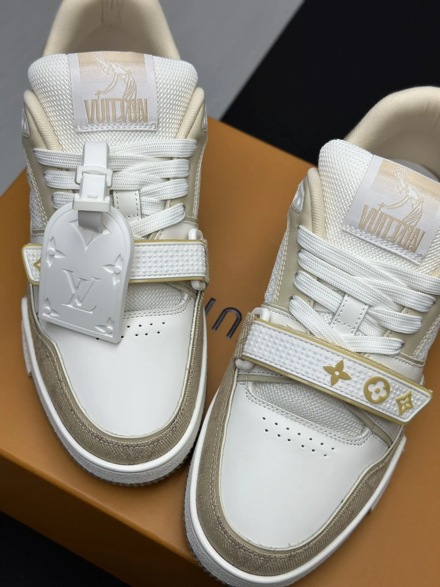 工厂直销&yen;310💰顶级版本 LV-路易威登-经典走秀新款 空胶工艺&middot;原版1：1开发复刻！！上脚非常舒适 奢侈用料，做工精细，中底印有欧洲制造英文字母 鞋面由意大利进口小牛皮拼接，侧边饰有品牌LOGO标志及签名，最新乳胶垫脚➕网布内里，脚感超舒适。原厂特供原版双色TPU组合大底。套包工艺 固特异缝合锁边 面料:独家定制头层牛皮 配件:独家私模Vuitton 标识， 内里:定制丝滑网里-头层丝绸牛皮内里 大底:TPU组合大底耐磨防滑防黄 垫脚:新款乳胶垫-网纱吸汗 专柜工艺:全电脑针车拉线 鞋头 后套 冷热定型 全套拉帮套楦中低logo花纹 专柜包装 -鞋带 证书 卡片 说明书 合格证 防尘袋 全网最齐包装 女款35-40男款38-46（38/46订做不退换！