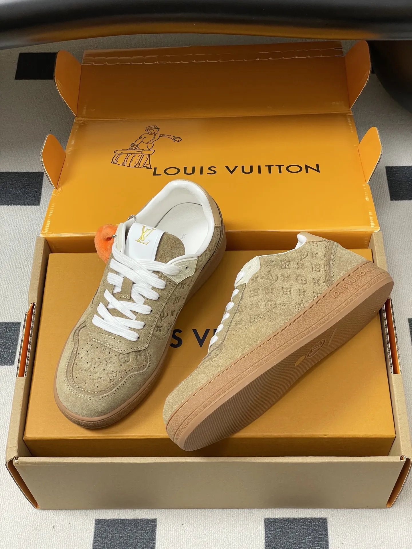 p310-(配高档飞机盒✈️) 2026春夏新款 LOUIS VUITTON 路易威登 LV STADIUM 运动鞋 系带休闲鞋老花板鞋 本款LVStadium运动鞋取材绒面牛皮革,以局部压印的Mini Monogram图案烘托复古风尚。后部皮革饰边烫印品牌标识,与路易威登皮具系列遥相呼应,橡胶外底成就轻盈穿着体验。 鞋面:牛反绒 内里垫脚:羊皮 鞋底:开模橡胶大底 码数:35-39(40.41定做不退换)