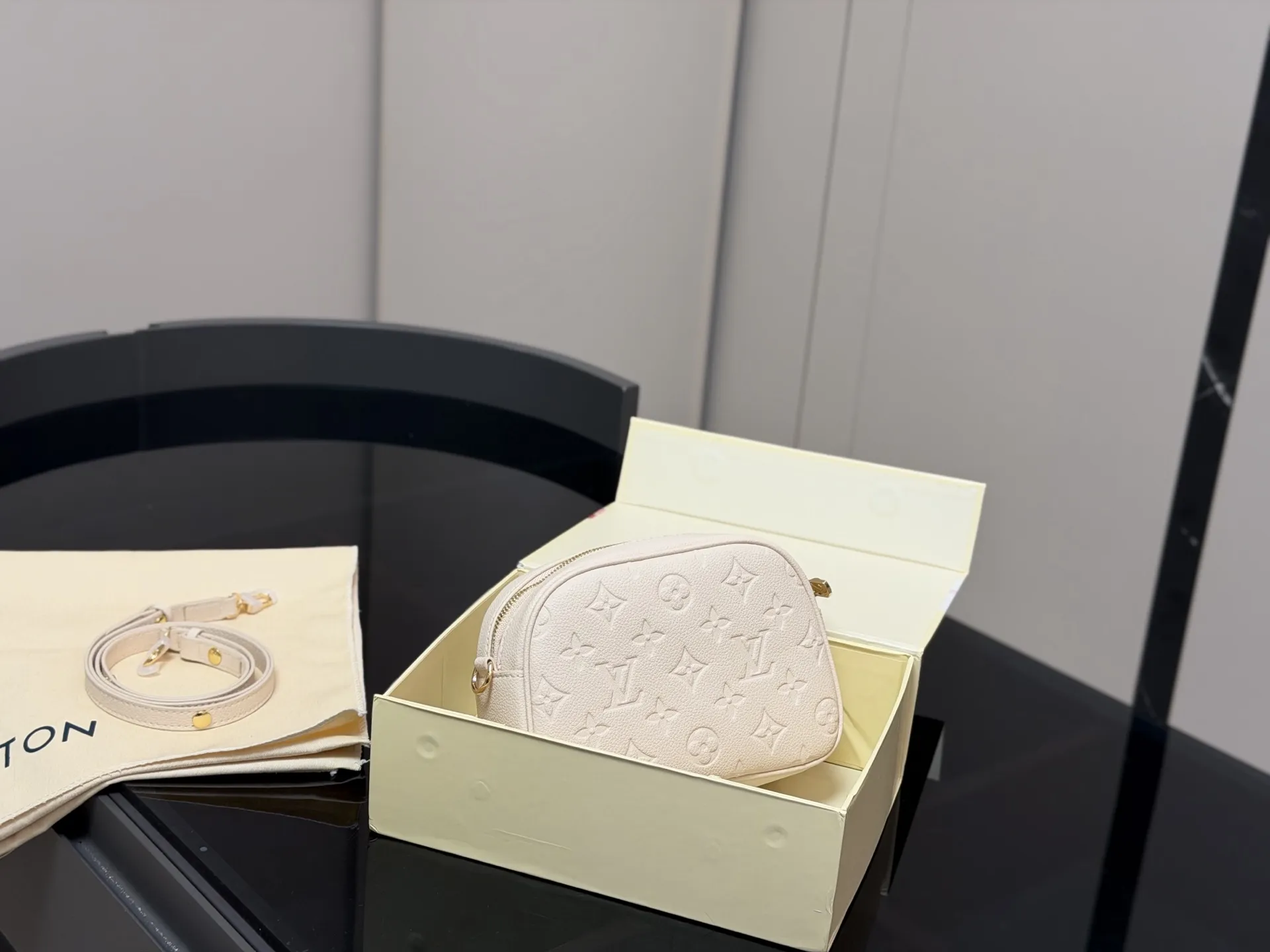 &yen;175 配折叠盒 尺寸：19*16cm Lv 25fw相机包 最最最新上线哦！ 耐看！实用且能装！ 老花经典款！ 绝对的高级货！ 搜索🔍Lv 相机包