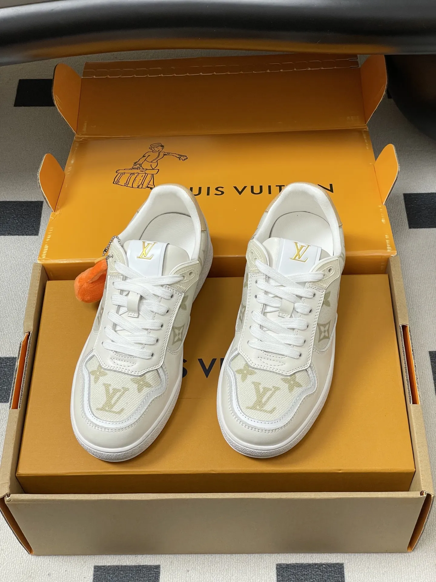 p310-（配高档飞机盒✈️） 2026春夏新款 LOUIS VUITTON 路易威登 LV STADIUM 运动鞋 系带休闲鞋老花板鞋 LVStadium运动鞋为柔软牛皮革局部压印 Monogram图案，再现复古设计风潮。Monogram 帆布饰边和鞋头镂孔汇聚工致细节，鞋舌饰以LV字母标签，外底抒写路易威登标识。 鞋面：牛反绒 内里垫脚：羊皮 鞋底：开模橡胶大底 码数：35-39（40.41定做不退换）