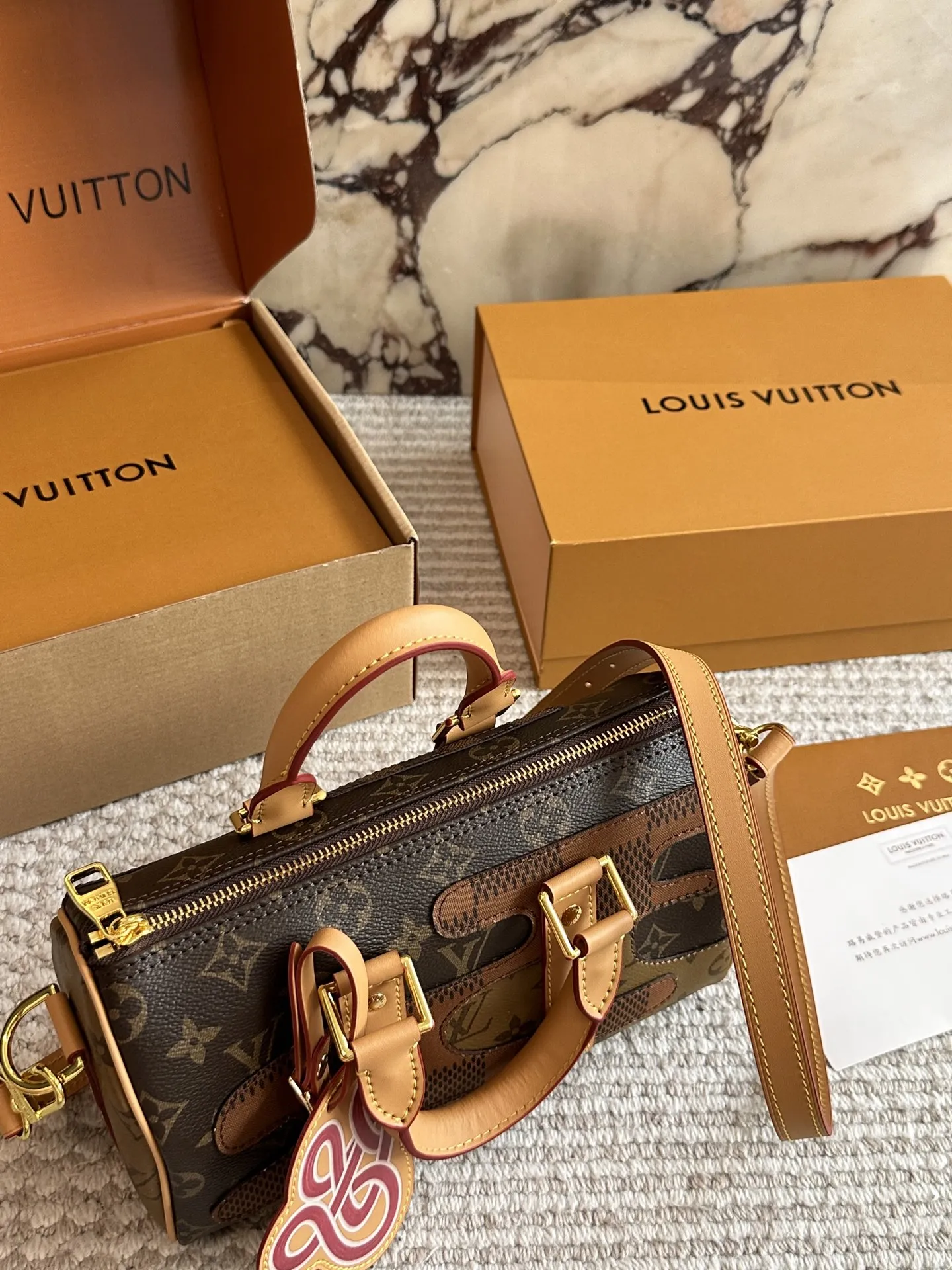 ¥175 Lv X Nigo Keepall xs 21 枕头包 手袋是一款理想的都市手袋。 标志性的造型与经典的 Monogram 帆布,加之多种携带方式和奢华的天然牛皮饰边为该包平添一份时尚前卫之感。尺寸:25 14cm全套礼盒