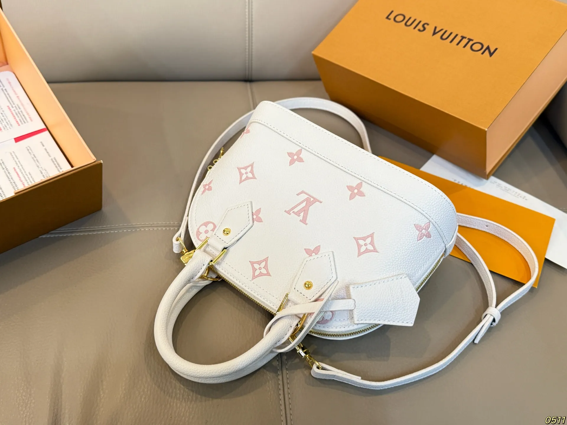 ¥145折叠盒 LV新款贝壳包 很高级可盐可甜 极致美感 绝美女孩就是你 尺寸24 17