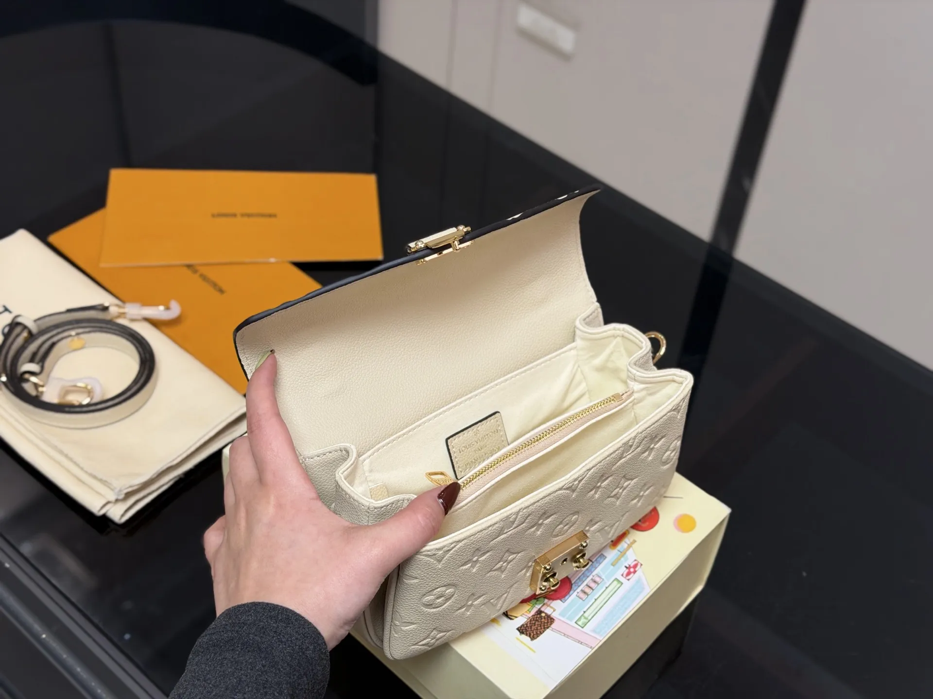 &yen;200 配折叠盒 最新尺寸 :21&times;6&times;13cm Lv高品质 ‼️性价比超高 ‼️ 一定要好好看细节看五金看材质 新款邮差小号 East west 〰️ 配置链条和皮肩带⚠️