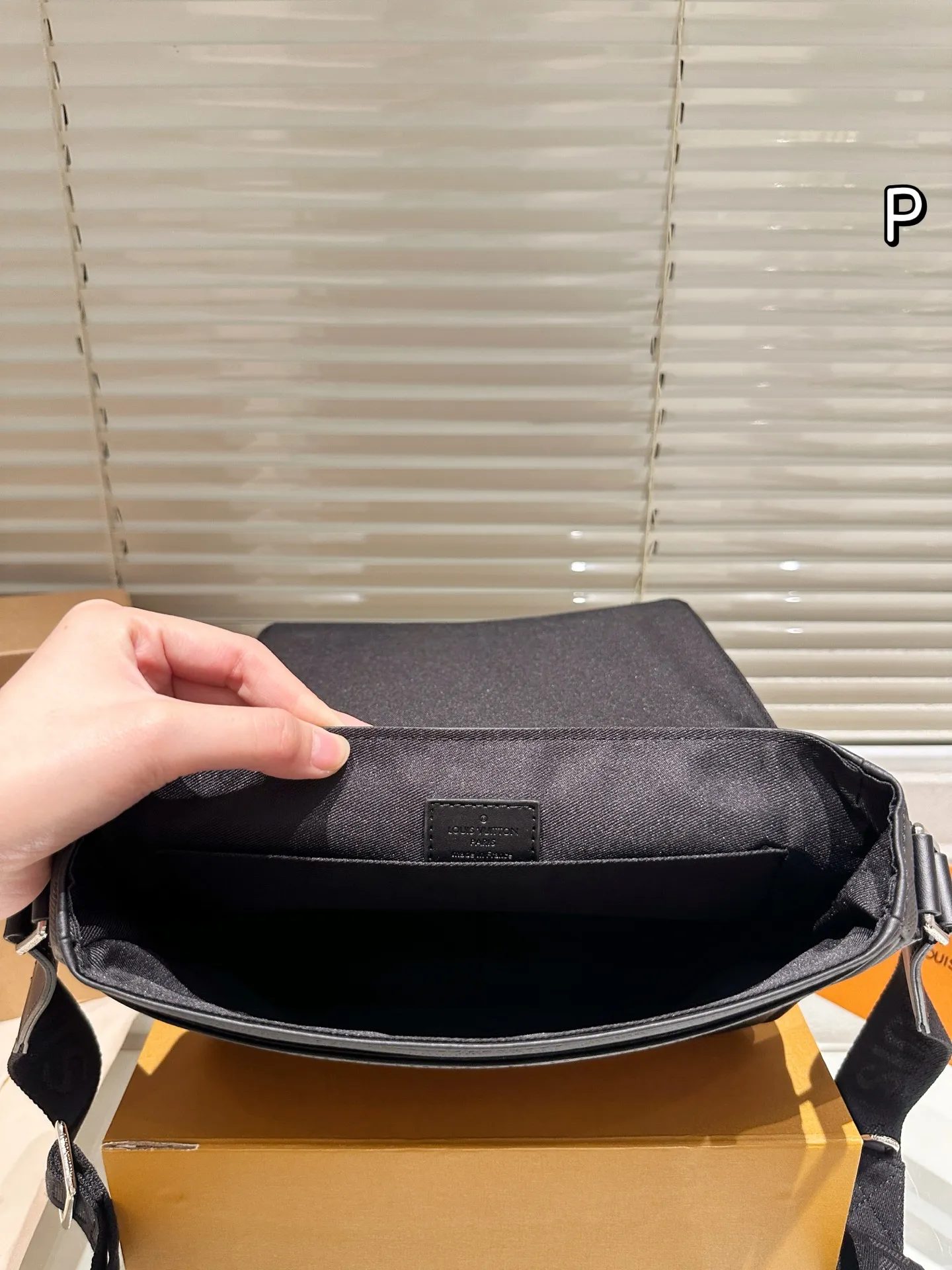 P165 礼盒🎁 男包分享lv 单肩包 目路易威登LouisVuitton比起非常火。的双扣邮差包这一款lv男士单肩包可以说非常低调了國 尺寸: District PM 老花的，这款呢低调稳重，日常休闲也搭得来也可斜 25.21cm