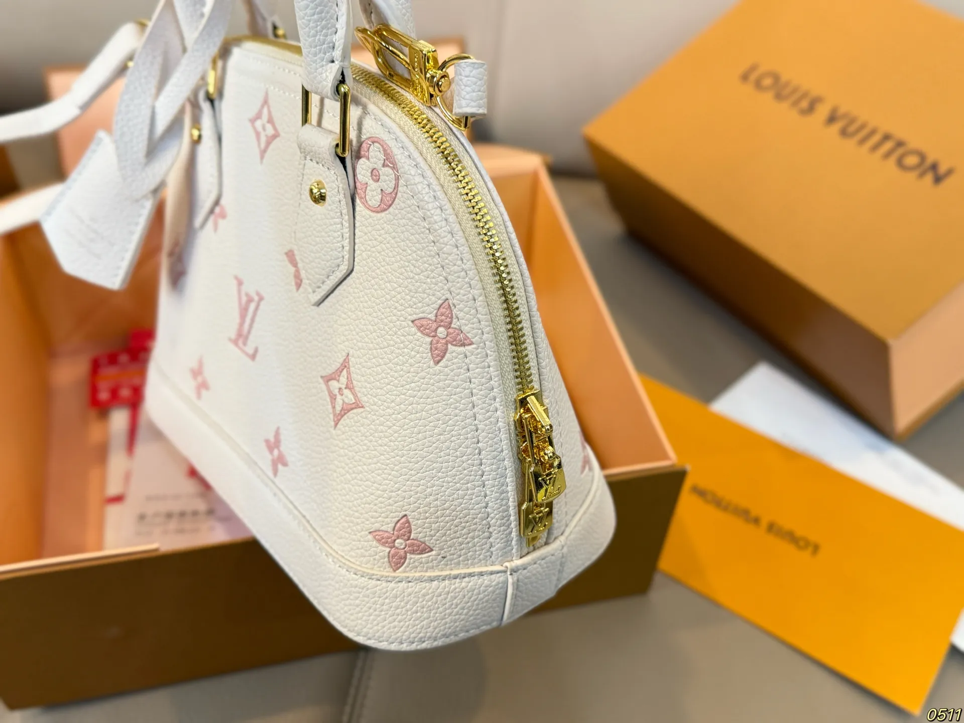 ¥145折叠盒 LV新款贝壳包 很高级可盐可甜 极致美感 绝美女孩就是你 尺寸24 17