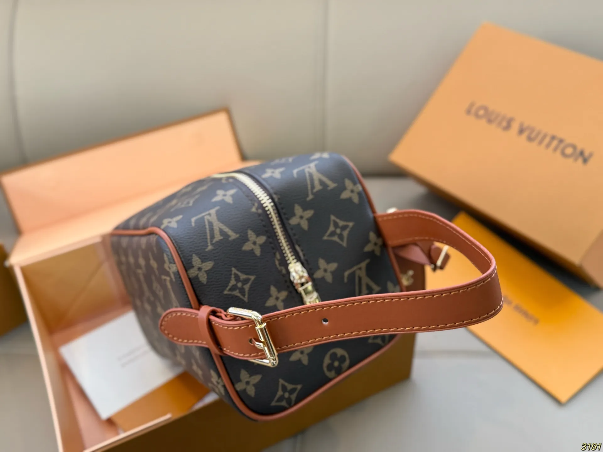 ¥105折叠盒 限量LV/路易威登 男包洗漱包手提包 超实用化妆包 各大牌明星酷爱的一款 尺寸 22 13