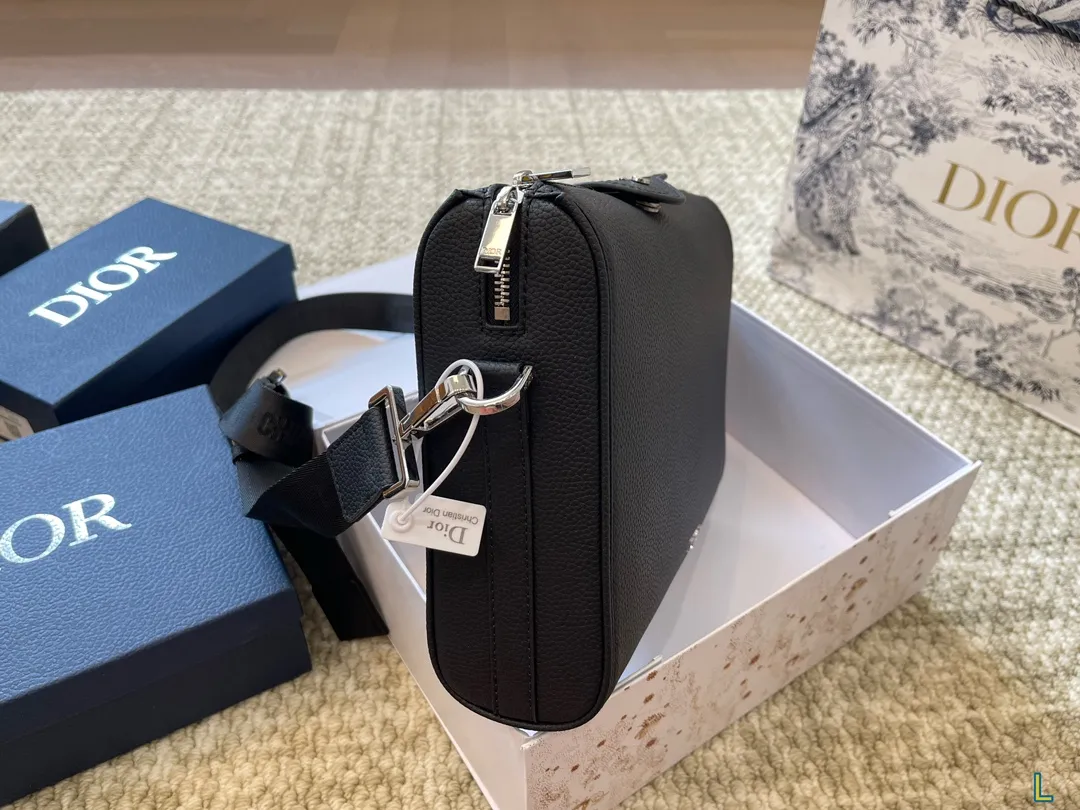 ¥180折叠盒 迪奥 Dior Oblique斜挎包 属于是一看就看上的类型 这款包是男包 靈但是男生女生都可以背 非常的百搭 可以适用于正式、休闲的场合 真的让我无法抗拒 尺寸29 22