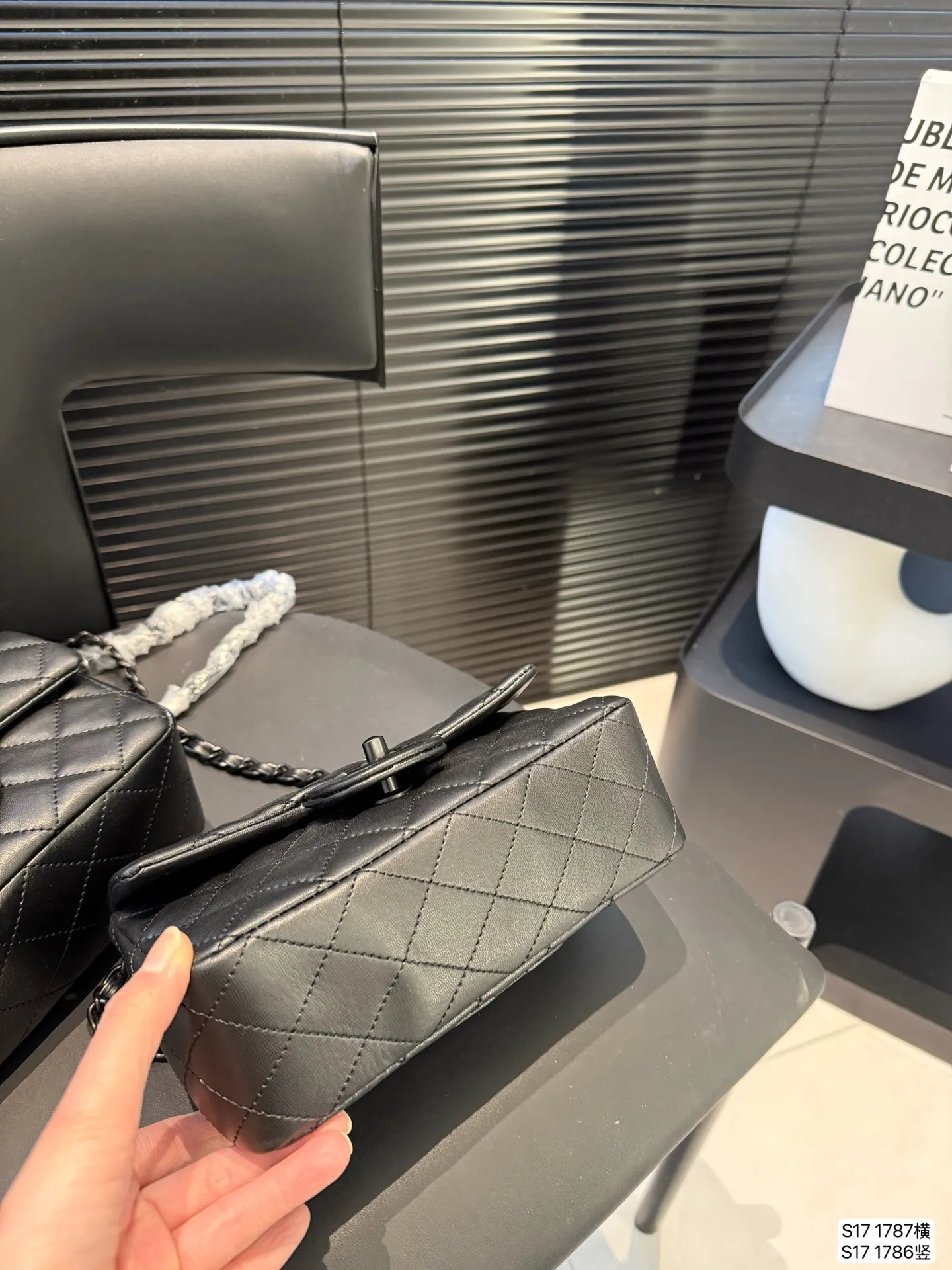 P135 香奈儿方胖子 女人总是被这种小细节拿捏一 可以斜挎单肩流浪背 精致可爱 又有点leboy的休闲随性 链条任意调 巨百搭 注定是一只越用越爱 的包包 尺寸：横版20 12 竖版18 12 货号 横1787 竖版1786