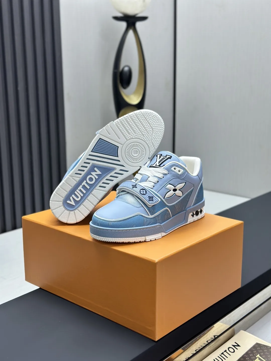 工厂直销&yen;300💰顶级版本 LV-路易威登-经典走秀新款 空胶工艺&middot;原版1：1开发复刻！！上脚非常舒适 奢侈用料，做工精细，中底印有欧洲制造英文字母 鞋面由意大利进口小牛皮拼接，侧边饰有品牌LOGO标志及签名，最新乳胶垫脚➕网布内里，脚感超舒适。原厂特供原版双色TPU组合大底。套包工艺 固特异缝合锁边 面料:独家定制头层牛皮 配件:独家私模Vuitton 标识， 内里:定制丝滑网里-头层丝绸牛皮内里 大底:TPU组合大底耐磨防滑防黄 垫脚:新款乳胶垫-网纱吸汗 专柜工艺:全电脑针车拉线 鞋头 后套 冷热定型 全套拉帮套楦中低logo花纹 专柜包装 -鞋带 证书 卡片 说明书 合格证 防尘袋 全网最齐包装 女款35-40男款38-46（38/46订做不退换！