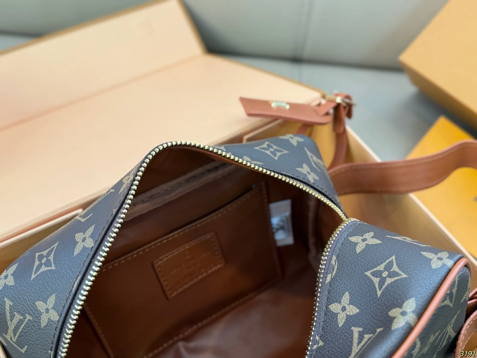 ¥105折叠盒 限量LV/路易威登 男包洗漱包手提包 超实用化妆包 各大牌明星酷爱的一款 尺寸 22 13