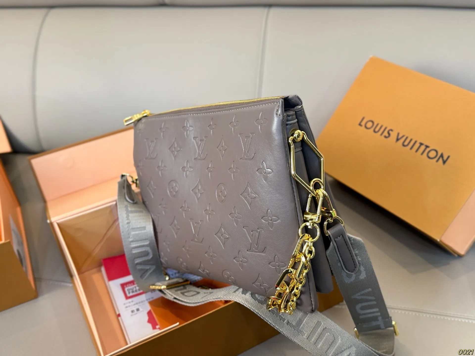 &yen;185飞机盒 LV coussin斜挎包 超级好搭配 适合日常出行 集美必入 尺寸27 20