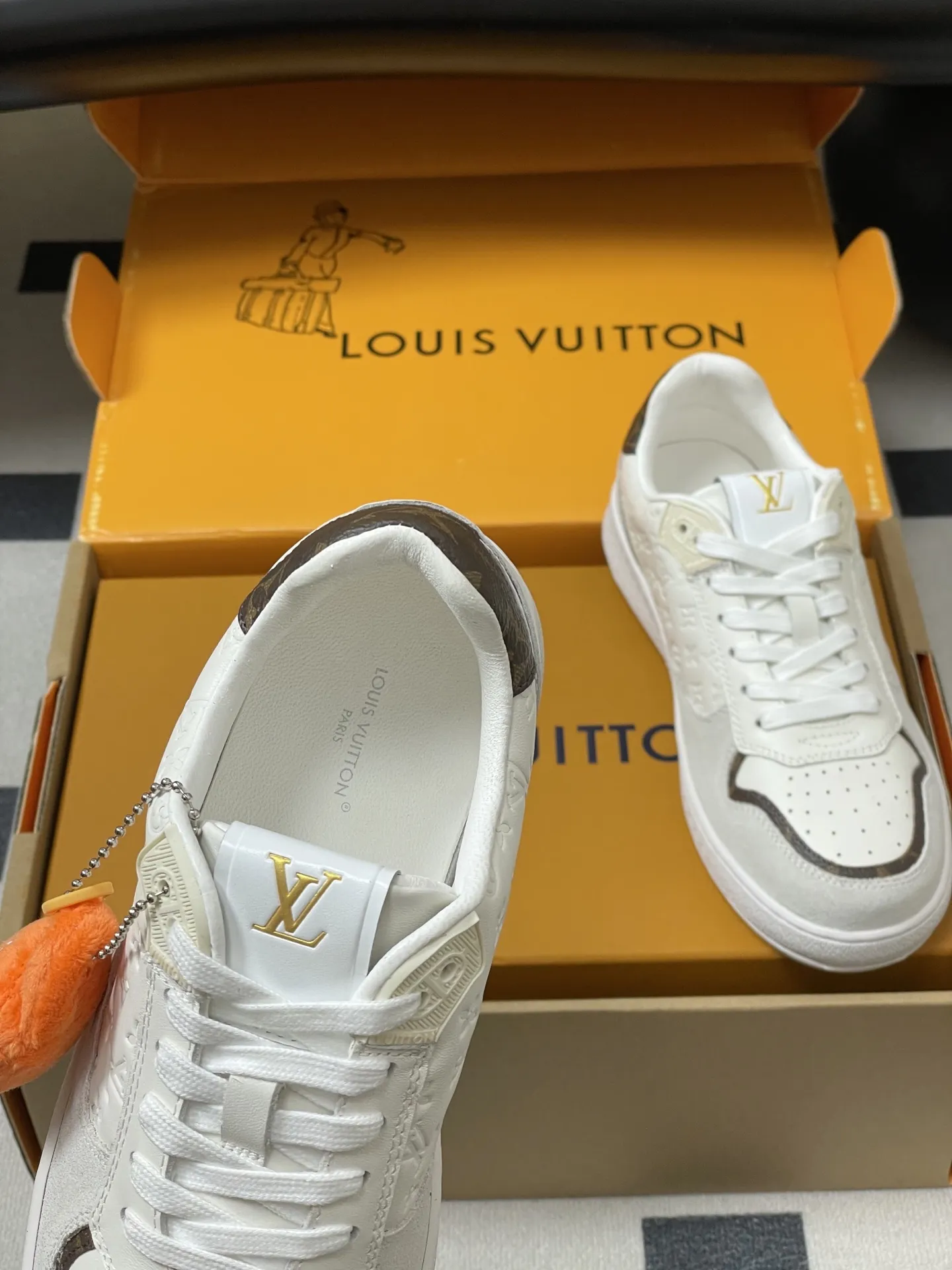 p310-(配高档飞机盒✈️) 2026春夏新款 LOUIS VUITTON 路易威登 LV STADIUM 运动鞋 系带休闲鞋老花板鞋 LVStadium运动鞋为柔软牛皮革局部压印 Monogram图案,再现复古设计风潮。Monogram 帆布饰边和鞋头镂孔汇聚工致细节,鞋舌饰以LV字母标签,外底抒写路易威登标识。 鞋面:牛反绒 内里垫脚:羊皮 鞋底:开模橡胶大底 码数:35-39(40.41定做不退换)