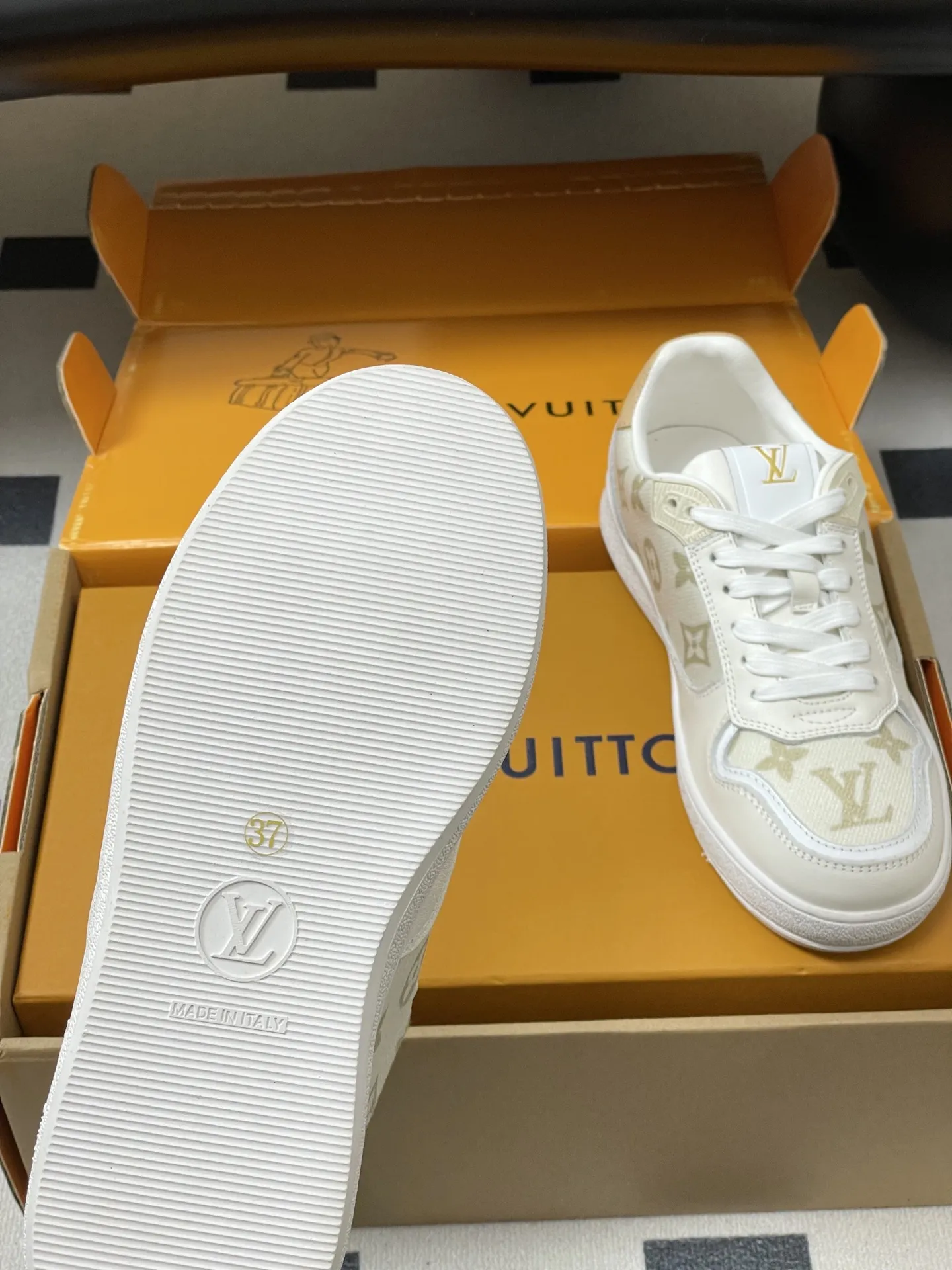 p310-(配高档飞机盒✈️) 2026春夏新款 LOUIS VUITTON 路易威登 LV STADIUM 运动鞋 系带休闲鞋老花板鞋 LVStadium运动鞋为柔软牛皮革局部压印 Monogram图案,再现复古设计风潮。Monogram 帆布饰边和鞋头镂孔汇聚工致细节,鞋舌饰以LV字母标签,外底抒写路易威登标识。 鞋面:牛反绒 内里垫脚:羊皮 鞋底:开模橡胶大底 码数:35-39(40.41定做不退换)