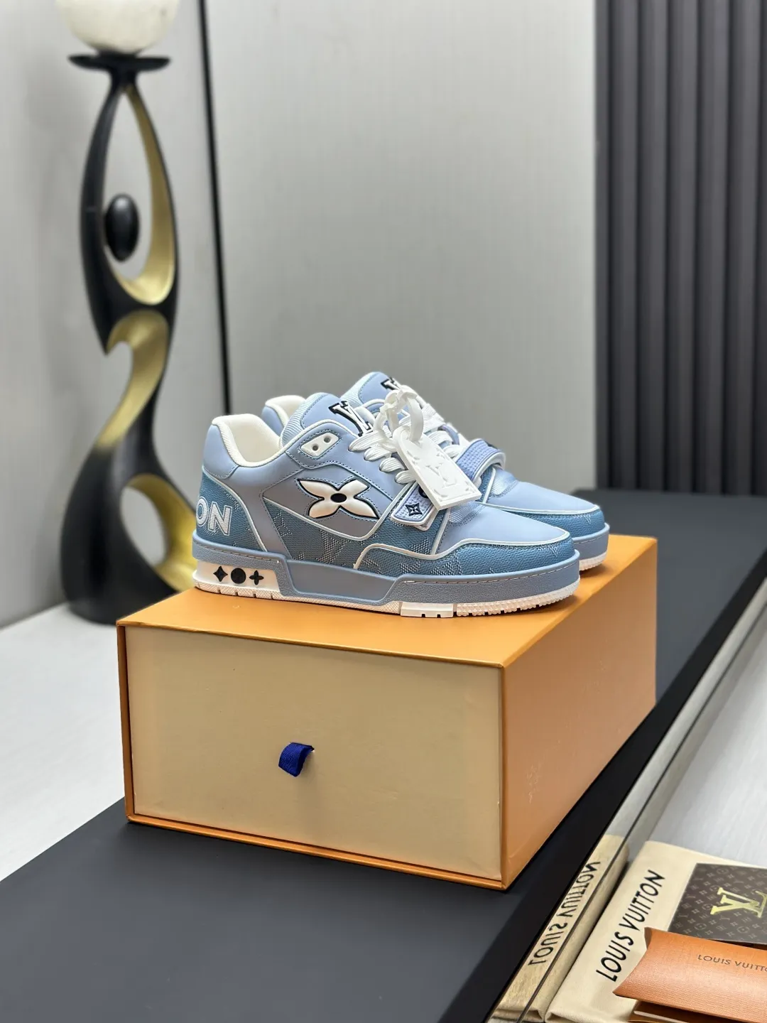 工厂直销¥300💰顶级版本 LV-路易威登-经典走秀新款 空胶工艺·原版1:1开发复刻!!上脚非常舒适 奢侈用料,做工精细,中底印有欧洲制造英文字母 鞋面由意大利进口小牛皮拼接,侧边饰有品牌LOGO标志及签名,最新乳胶垫脚➕网布内里,脚感超舒适。原厂特供原版双色TPU组合大底。套包工艺 固特异缝合锁边 面料:独家定制头层牛皮 配件:独家私模Vuitton 标识, 内里:定制丝滑网里-头层丝绸牛皮内里 大底:TPU组合大底耐磨防滑防黄 垫脚:新款乳胶垫-网纱吸汗 专柜工艺:全电脑针车拉线 鞋头 后套 冷热定型 全套拉帮套楦中低logo花纹 专柜包装 -鞋带 证书 卡片 说明书 合格证 防尘袋 全网最齐包装 女款35-40男款38-46(38/46订做不退换!